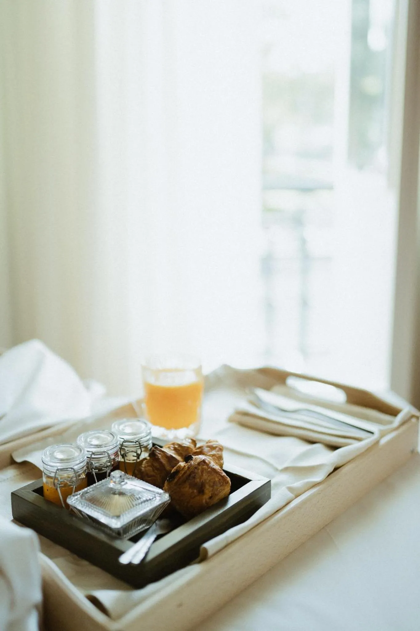 Food and drinks, Bed in The Bold Type Hotel, a Member of Design Hotels