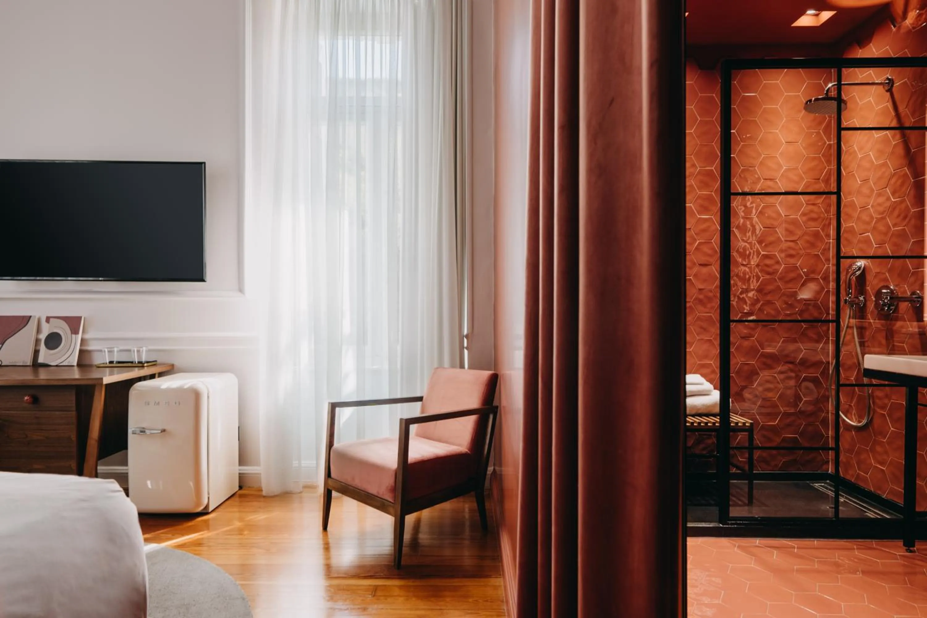 Communal lounge/ TV room, Bed in The Bold Type Hotel, a Member of Design Hotels