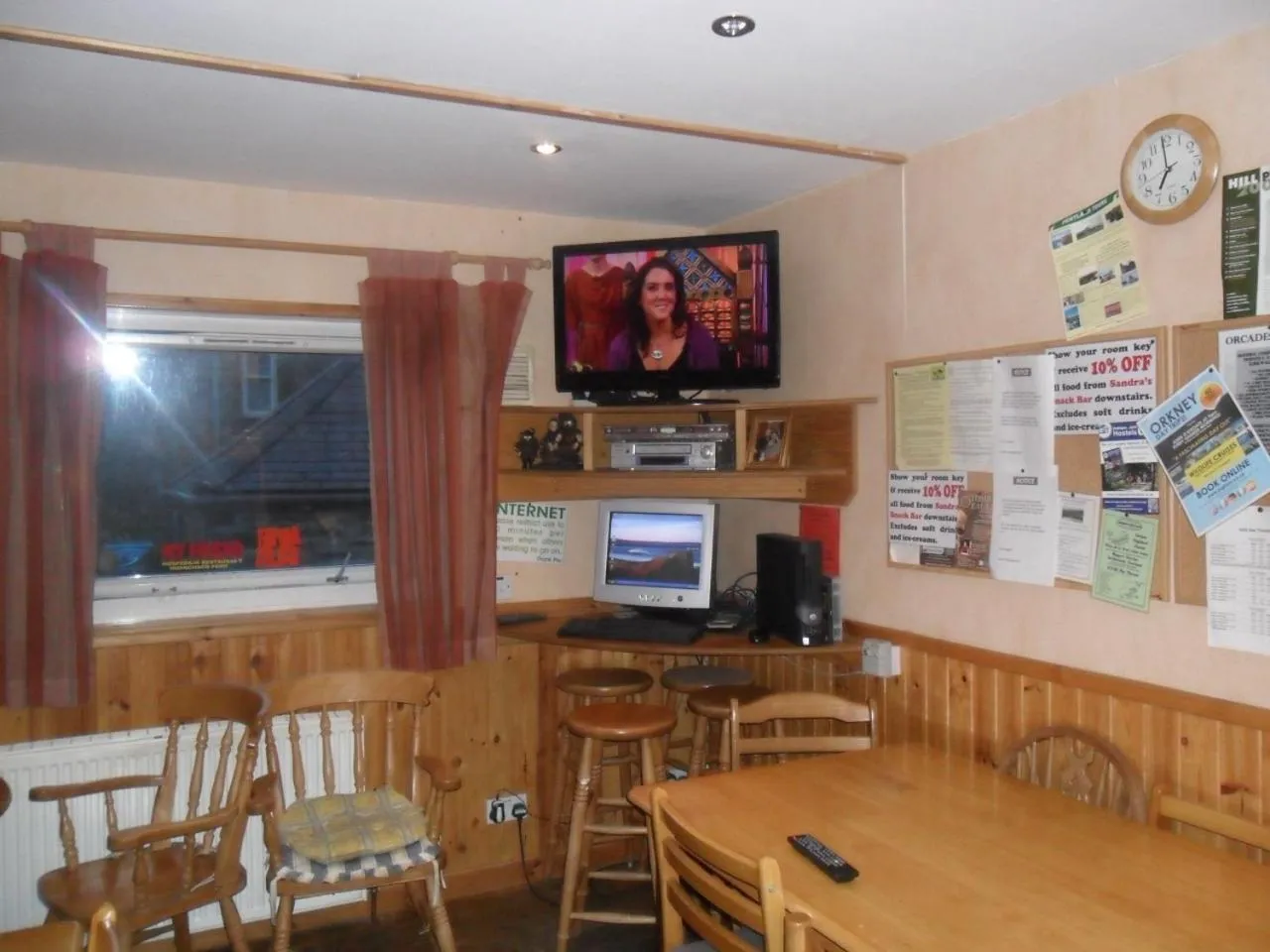Communal lounge/ TV room in Sandras Backpackers