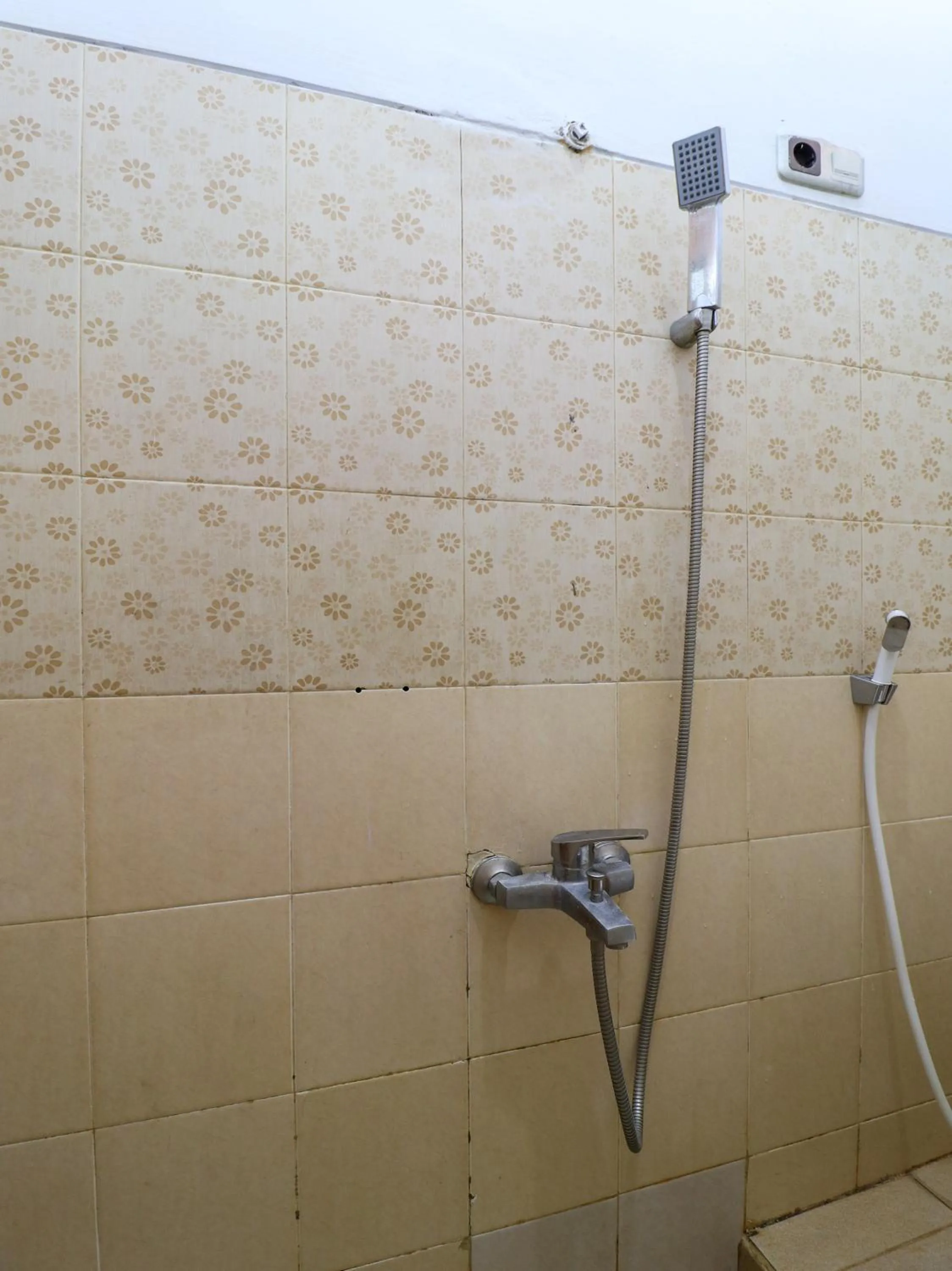 Bathroom in RedDoorz At Merdeka Street Garut