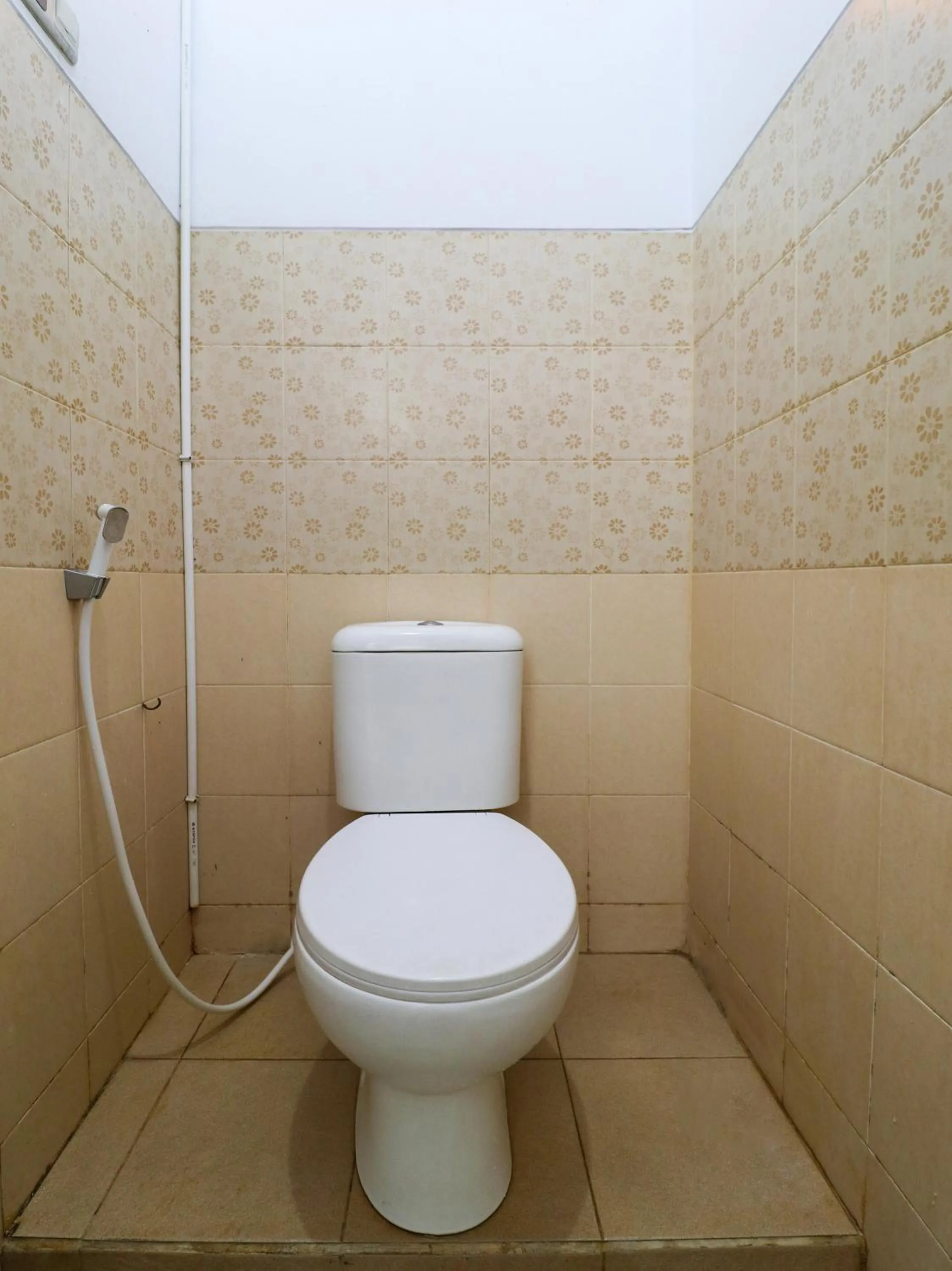 Bathroom in RedDoorz At Merdeka Street Garut