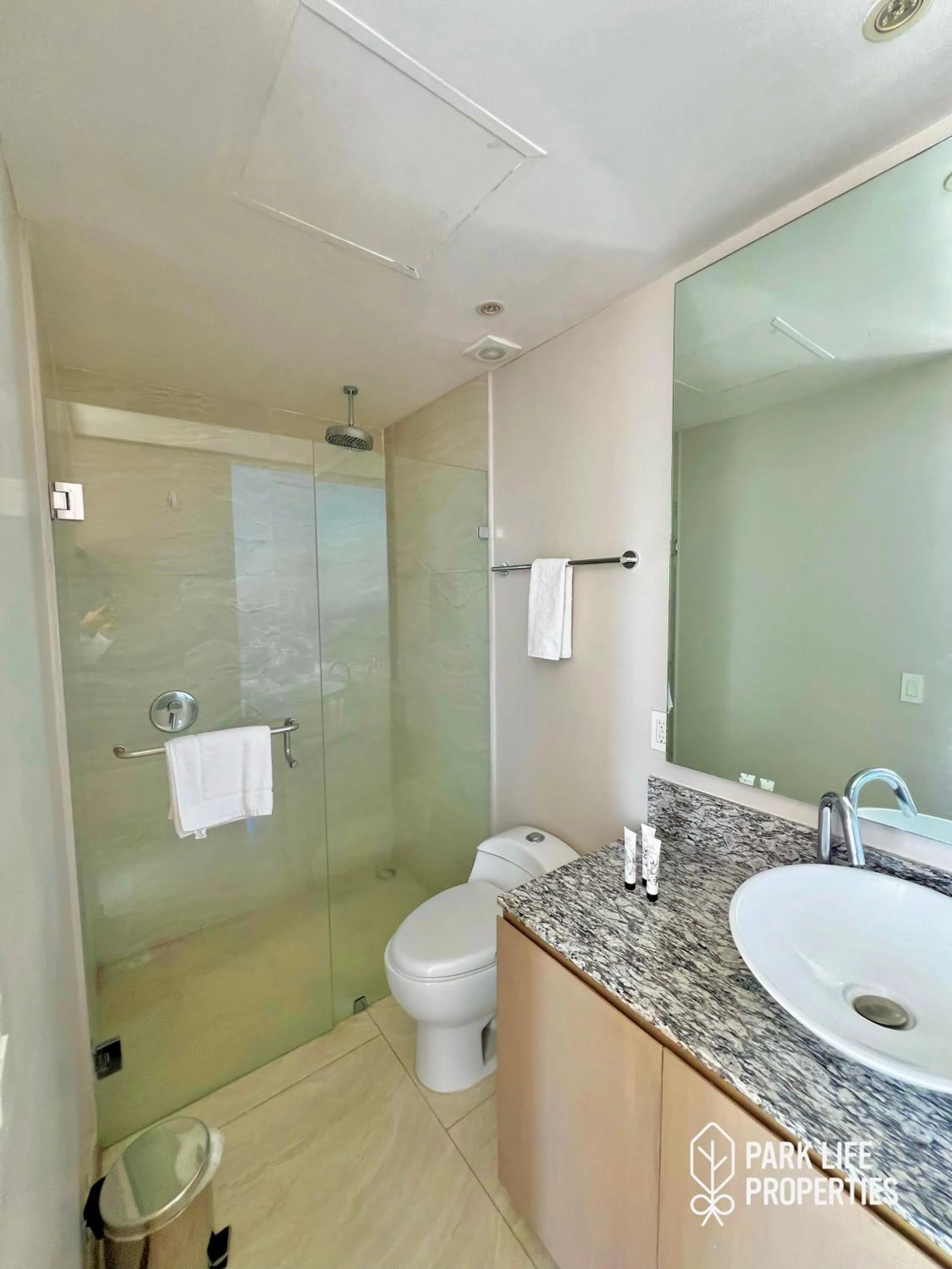 Shower in Park Life Guadalajara