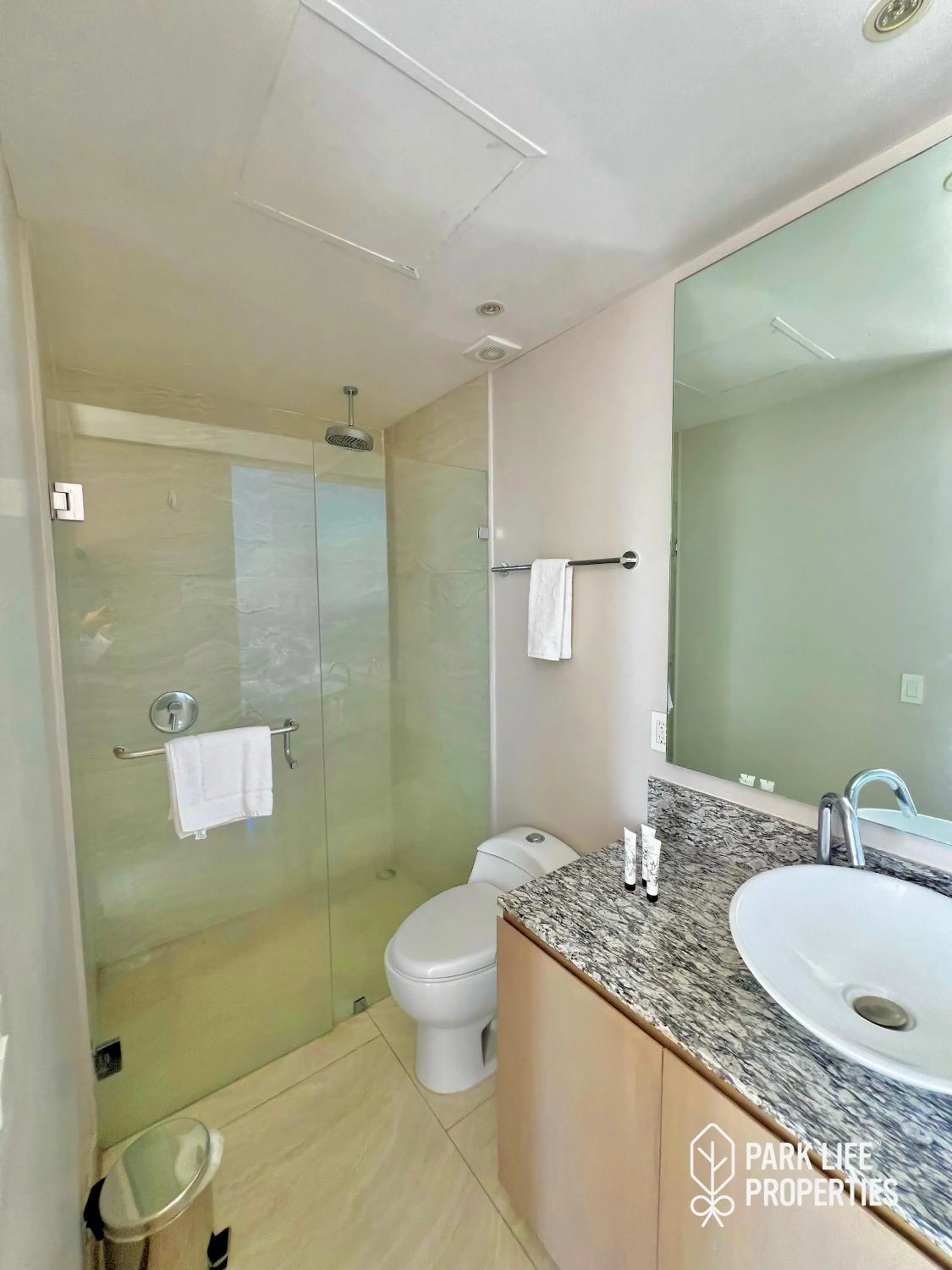 Shower in Park Life Guadalajara