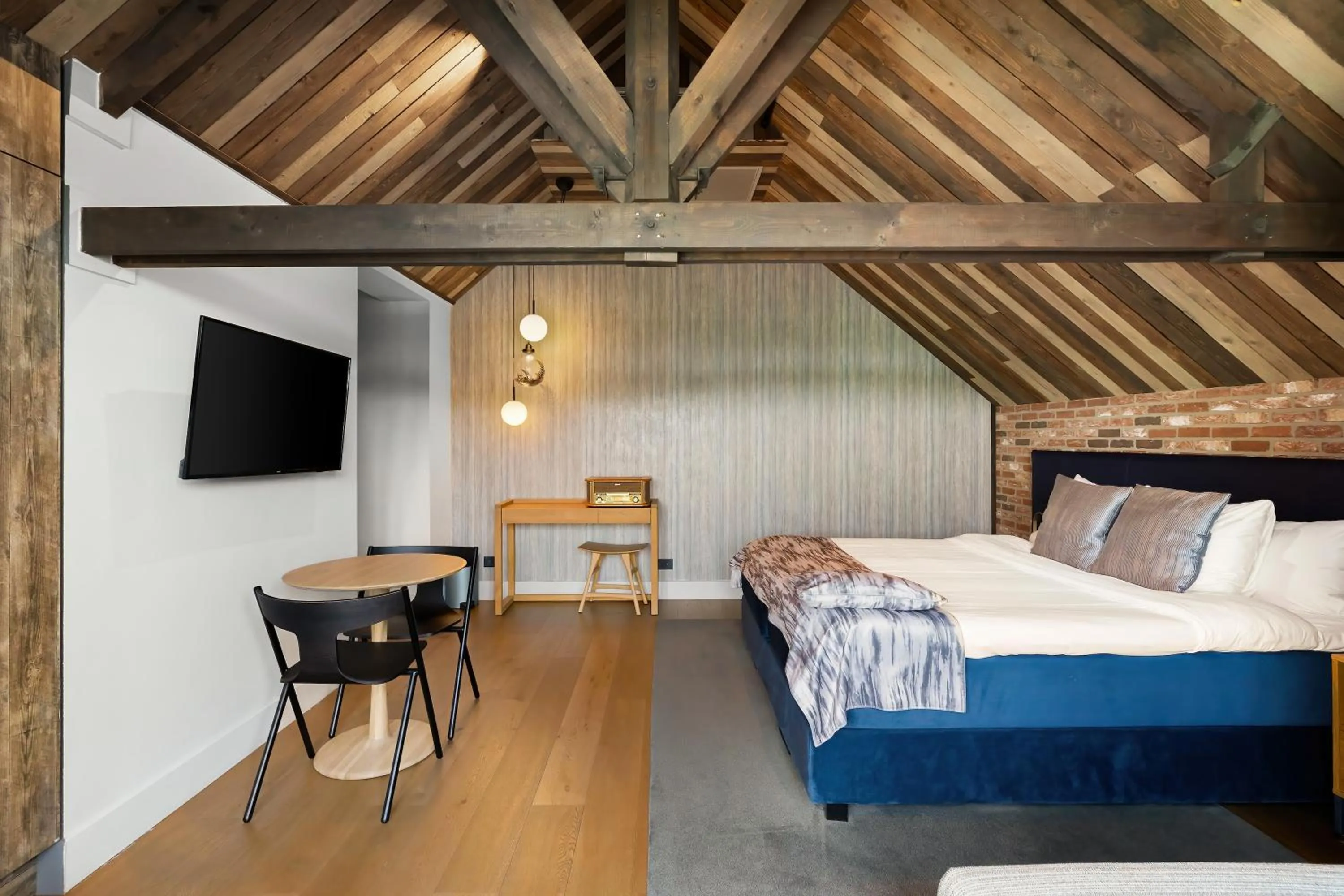 TV and multimedia, Bed in Cityhotel Wood