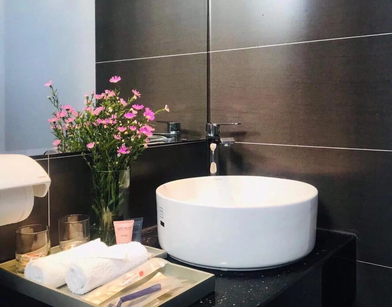 Shower in Cali hotel books Da Nang