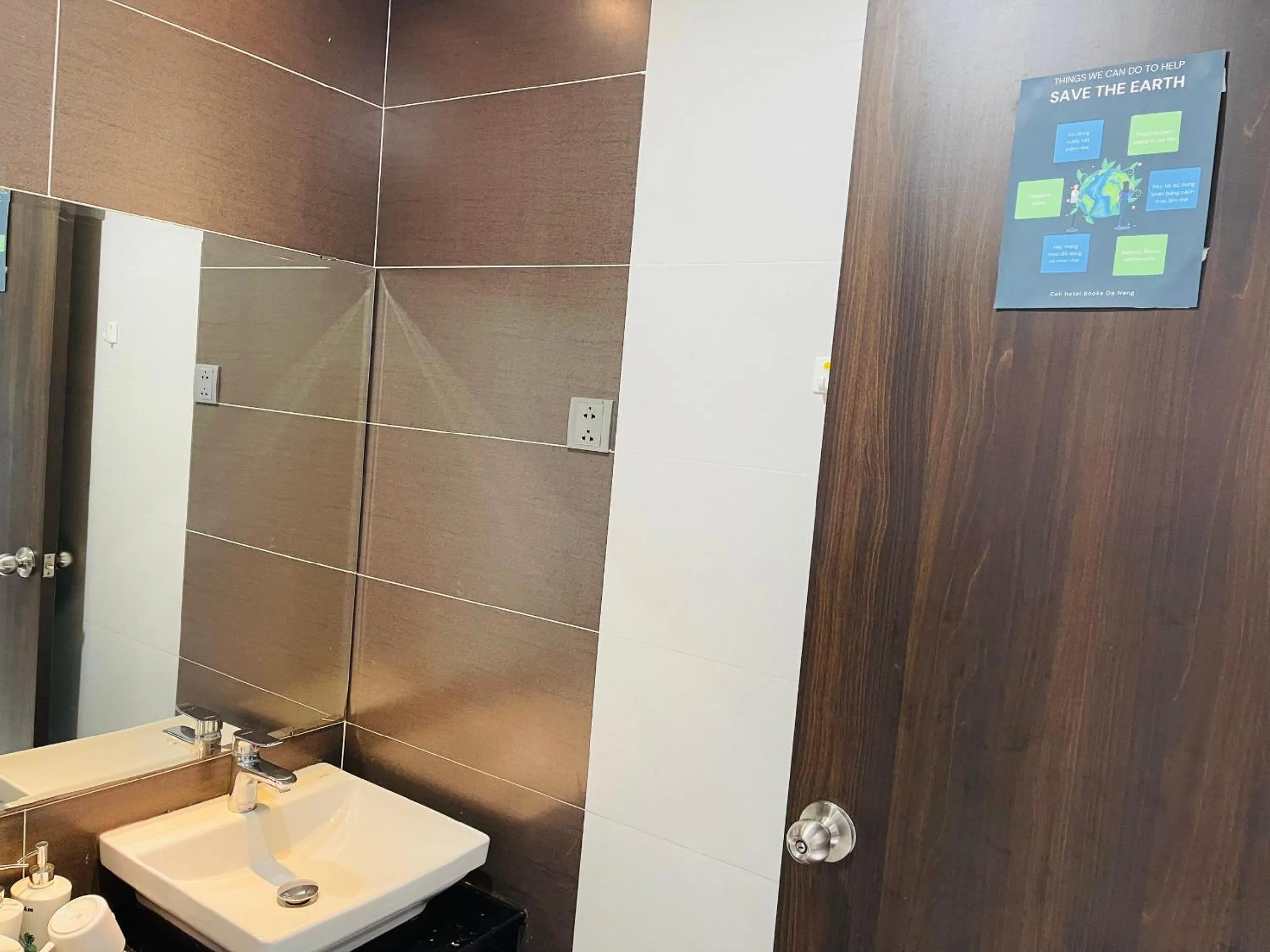 Shower in Cali hotel books Da Nang