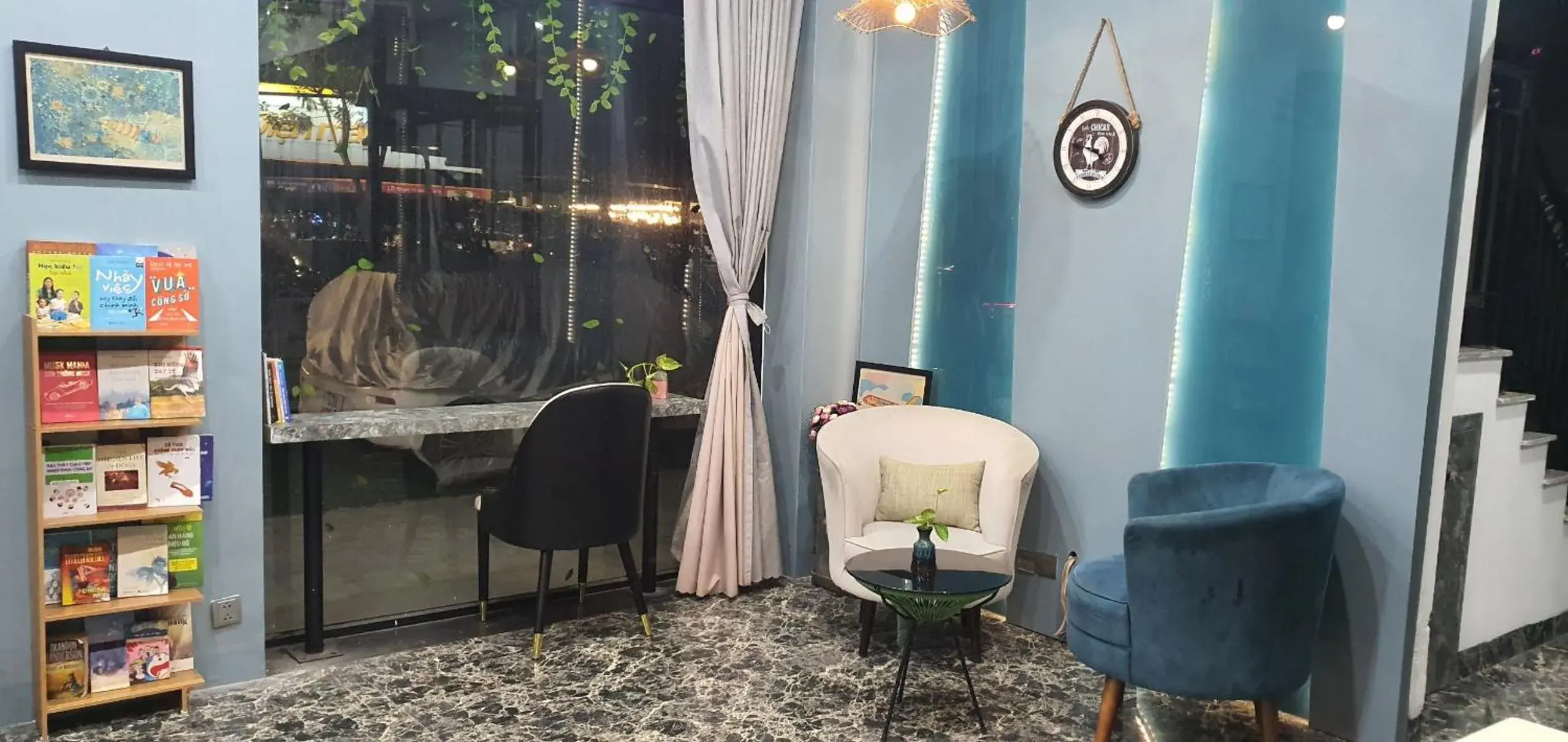 Lobby or reception in Cali hotel books Da Nang Lobby or reception in Cali hotel books Da Nang