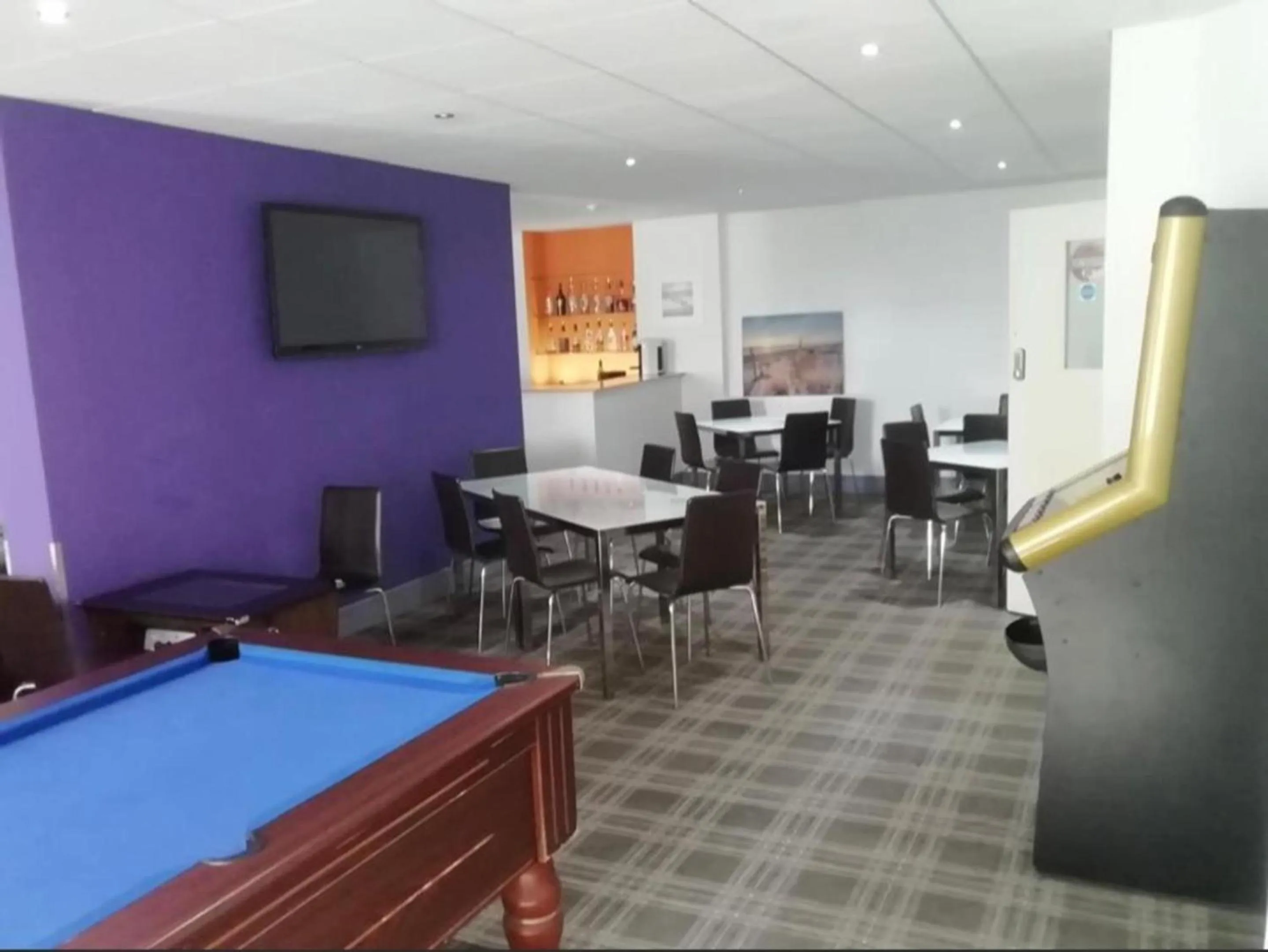 Restaurant/places to eat in OYO Wave Crest Hotel