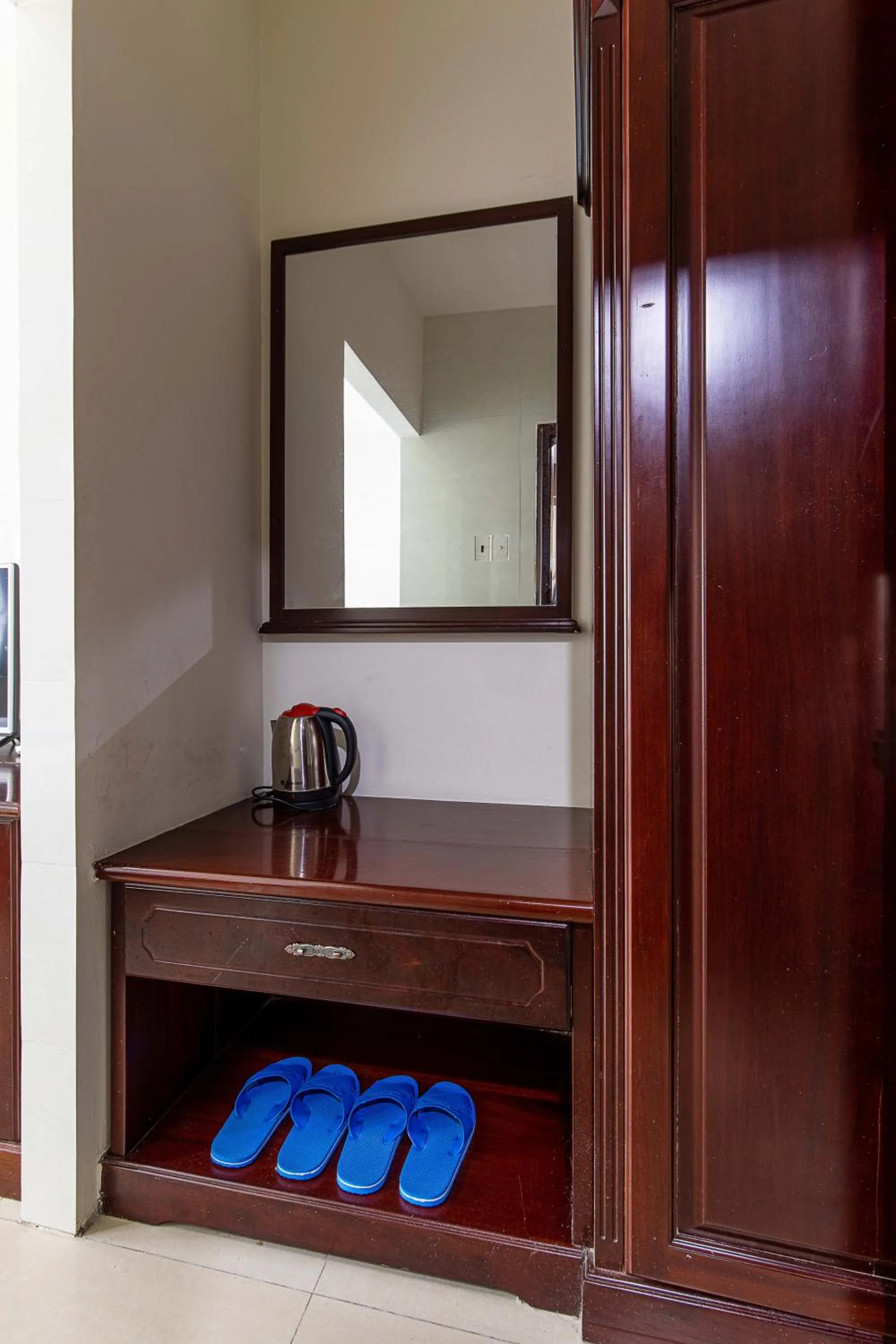 wardrobe in Phong Lan 2 Hotel