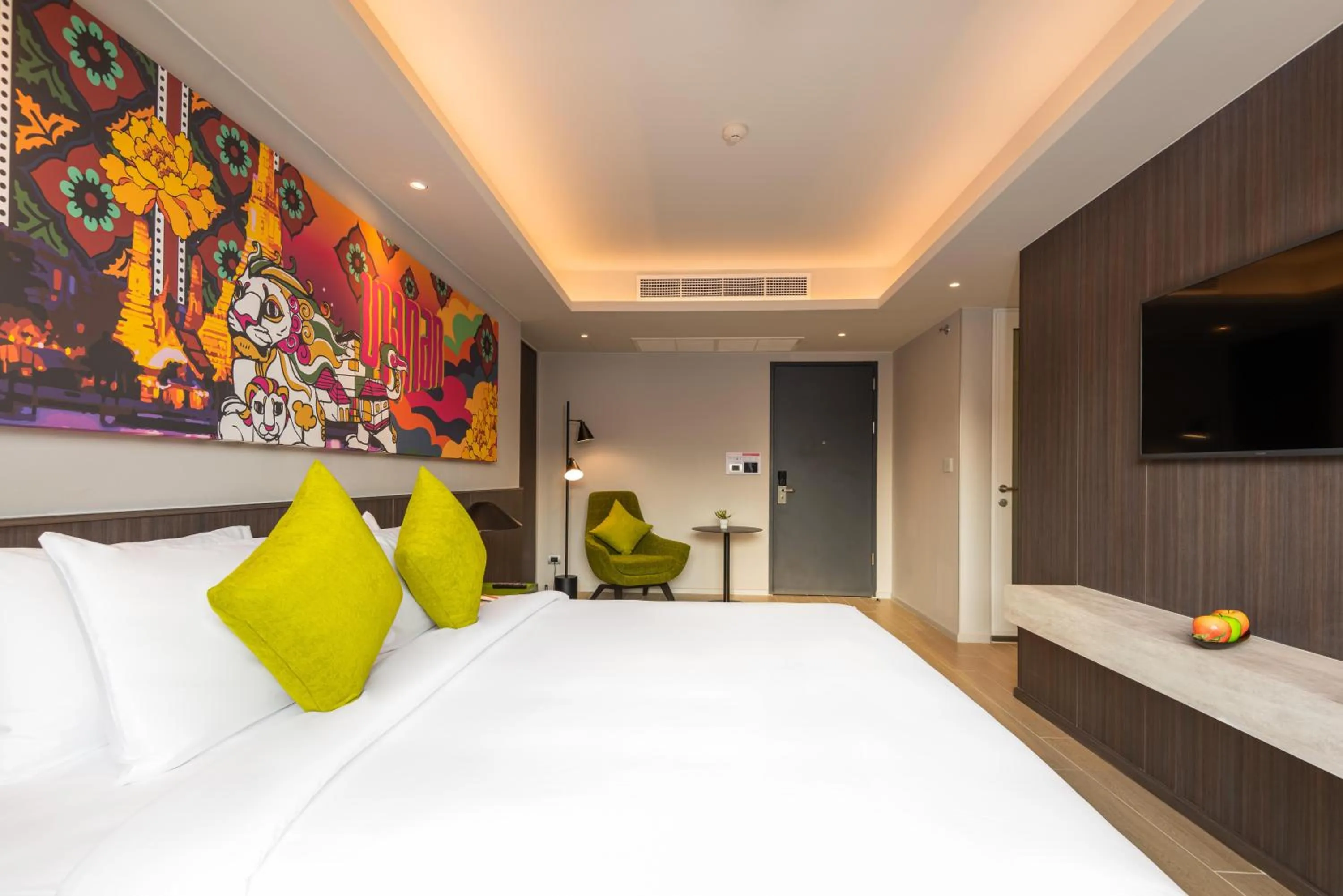 Communal lounge/ TV room, Bed in Maitria Hotel Rama 9 Bangkok - A Chatrium Collection