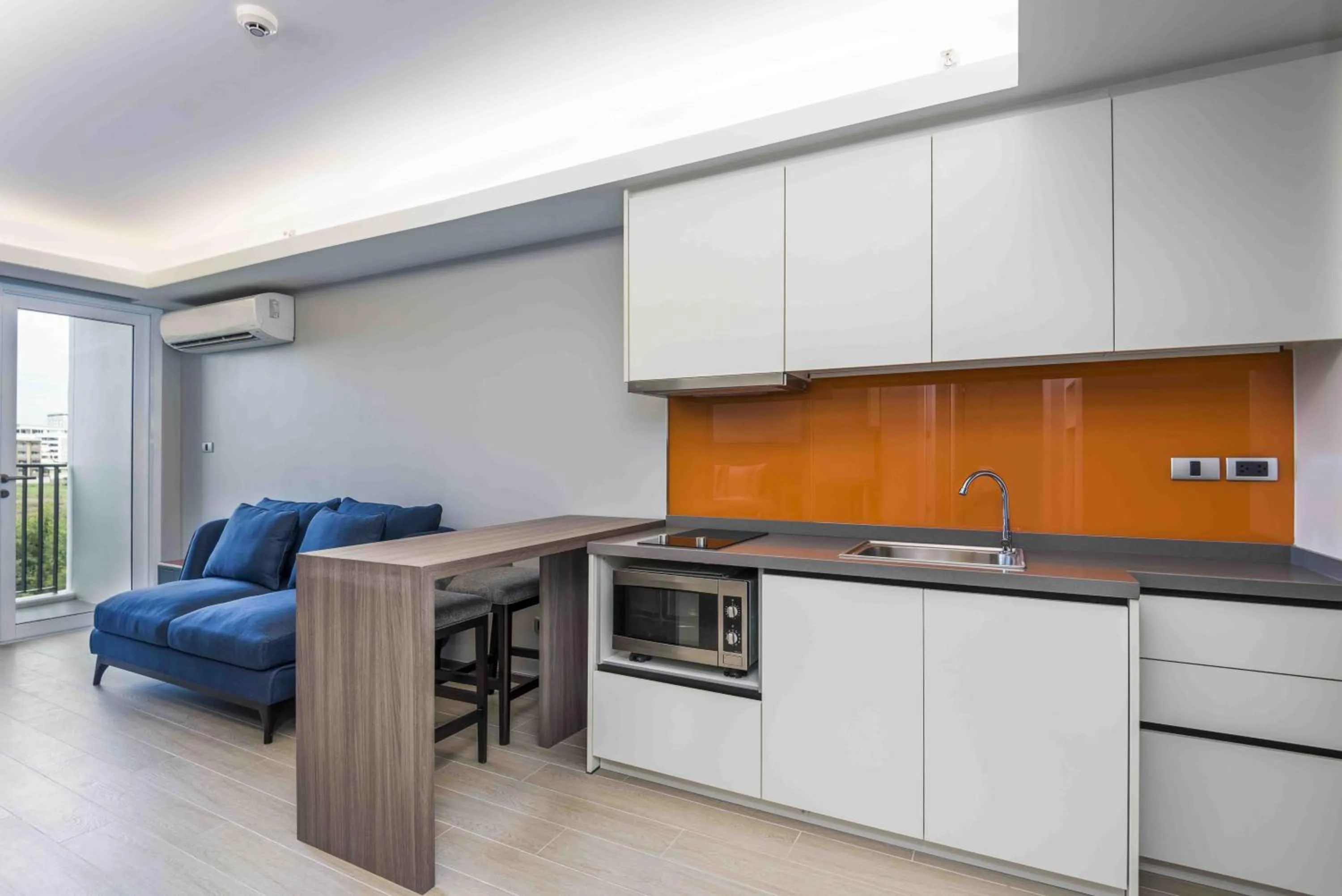 Kitchen or kitchenette in Maitria Hotel Rama 9 Bangkok - A Chatrium Collection