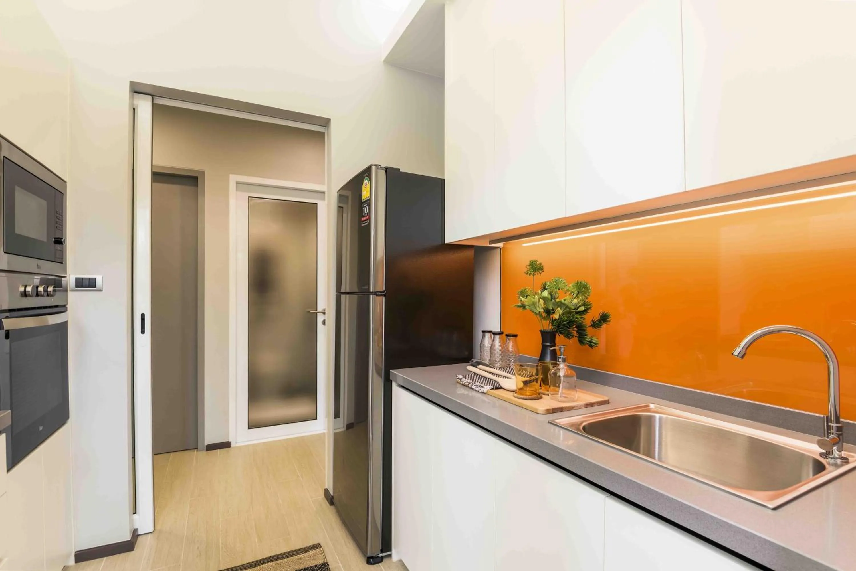 Kitchen or kitchenette in Maitria Hotel Rama 9 Bangkok - A Chatrium Collection