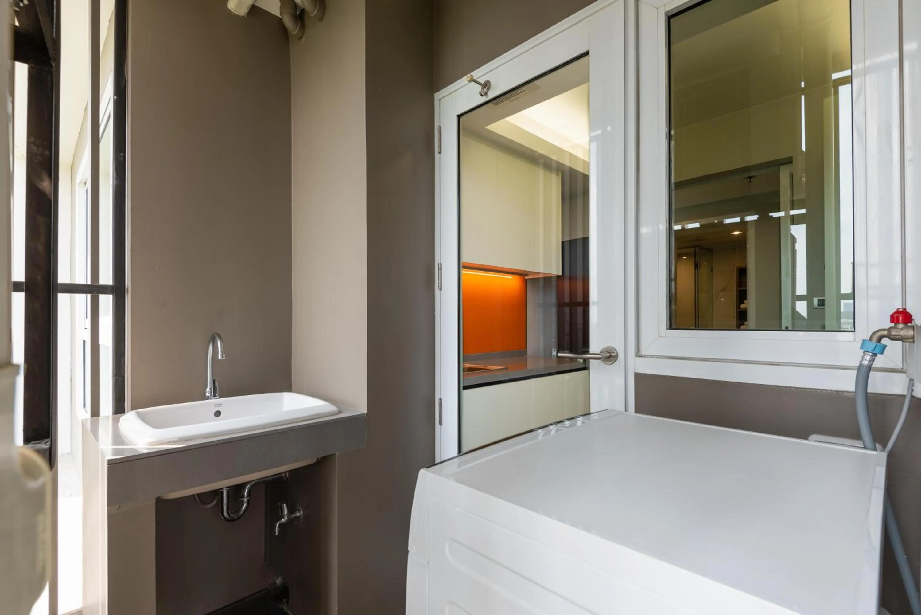 washing machine, Bed in Maitria Hotel Rama 9 Bangkok - A Chatrium Collection