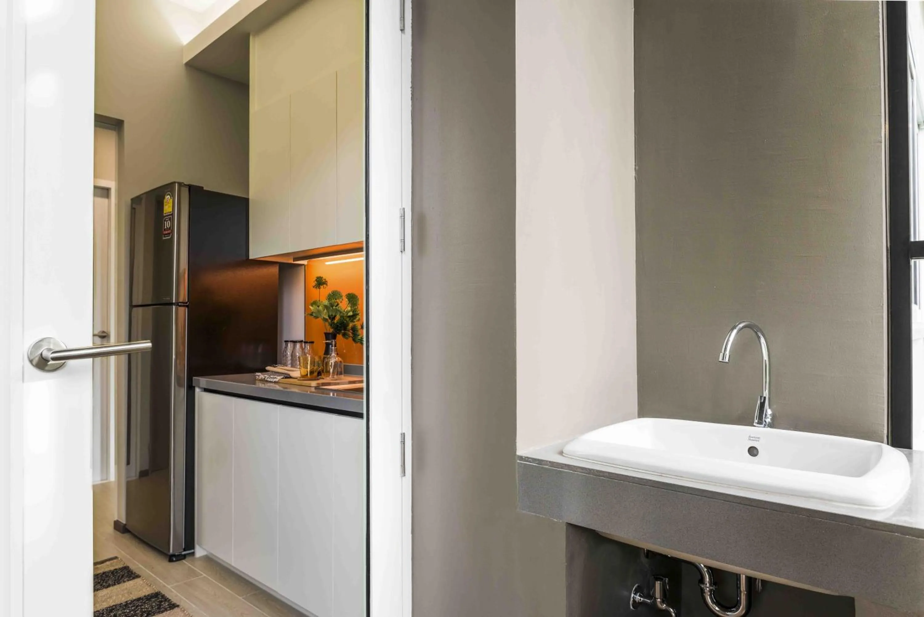 Kitchen or kitchenette in Maitria Hotel Rama 9 Bangkok - A Chatrium Collection