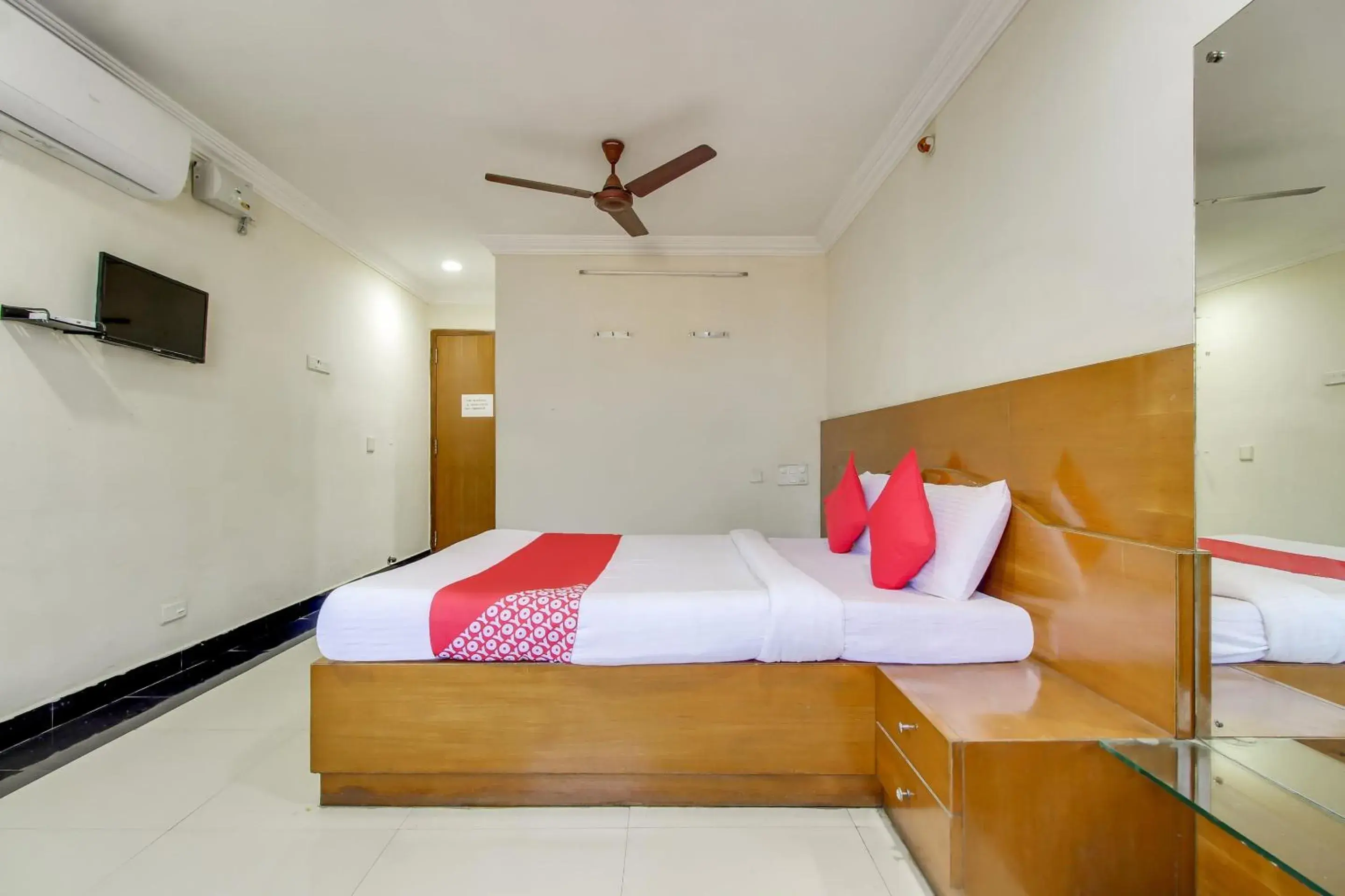 Deluxe Triple Room - single occupancy in Hotel O Srinivasa Residency Deluxe Triple Room - single occupancy in Hotel O Srinivasa Residency