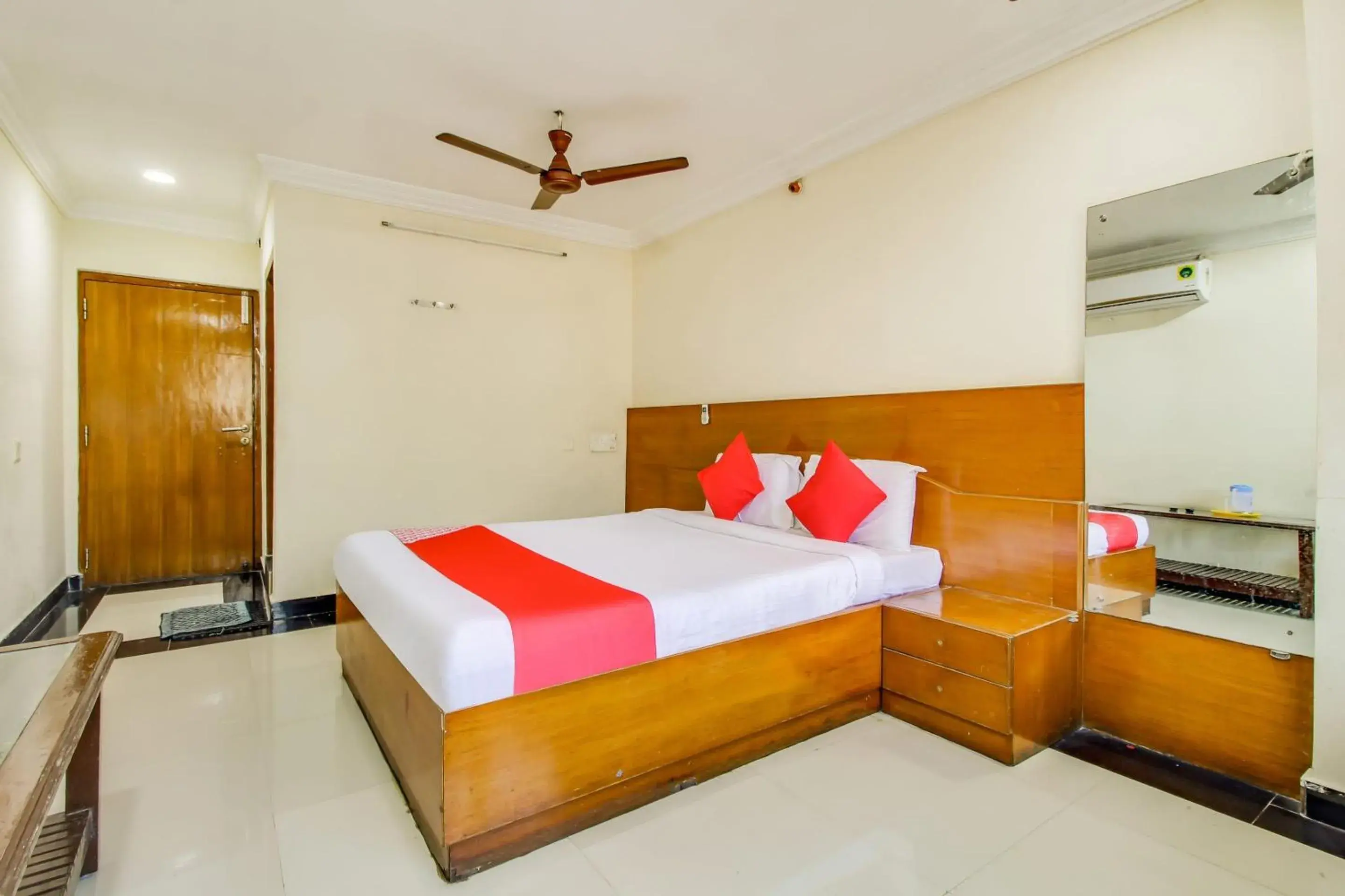 Small Single Room - single occupancy in Hotel O Srinivasa Residency Small Single Room - single occupancy in Hotel O Srinivasa Residency