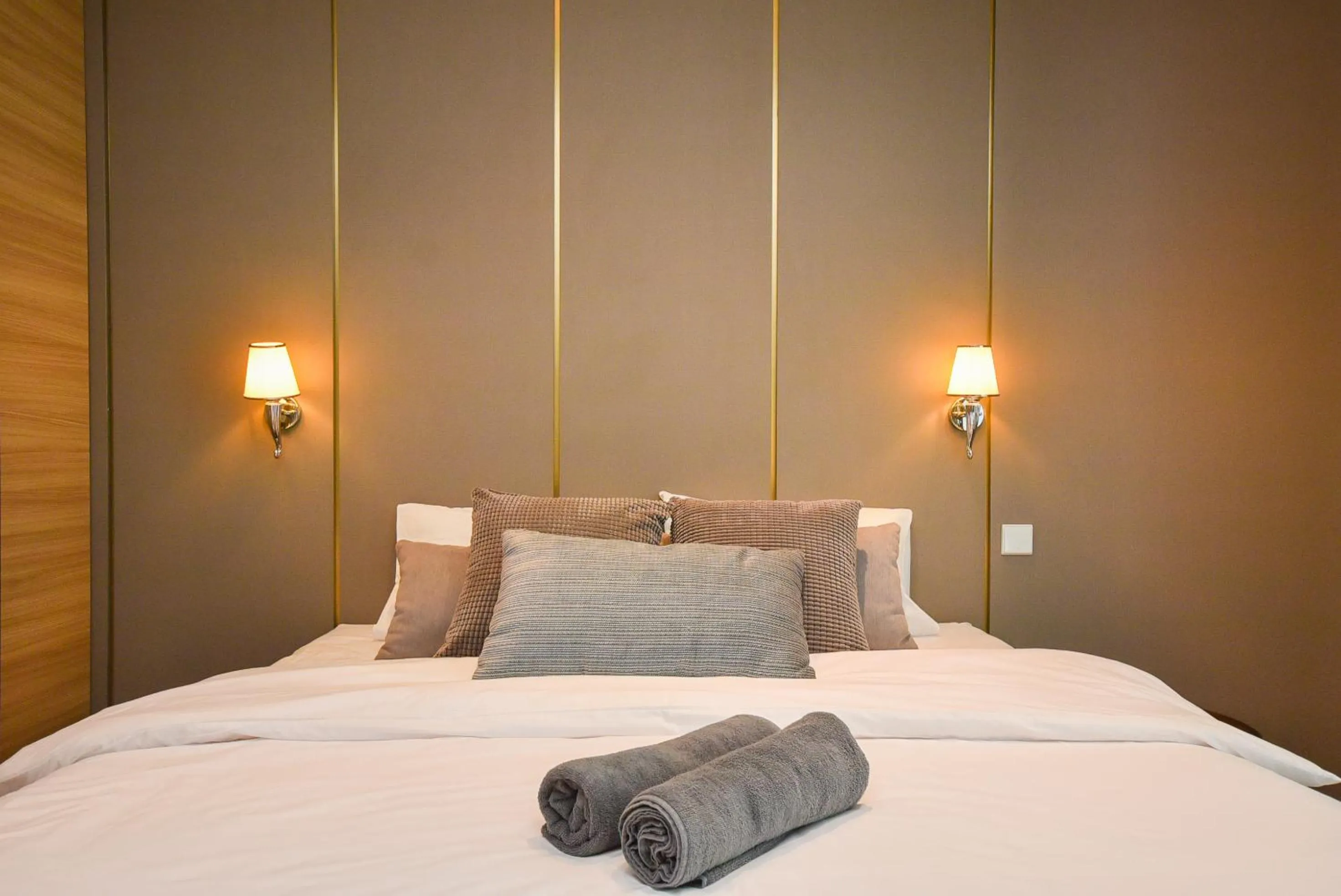 Bedroom, Bed in Suasana Residence by Nest Home