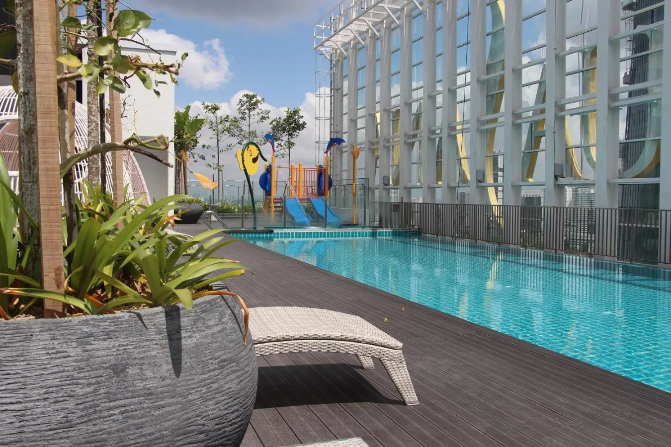 Swimming pool in Suasana Residence by Nest Home