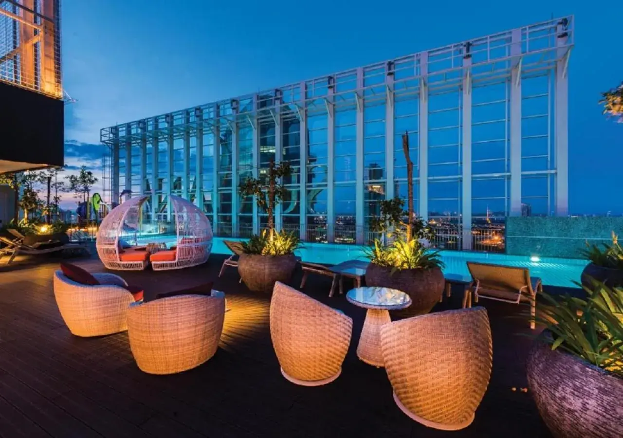 Swimming pool in Suasana Residence by Nest Home Swimming pool in Suasana Residence by Nest Home