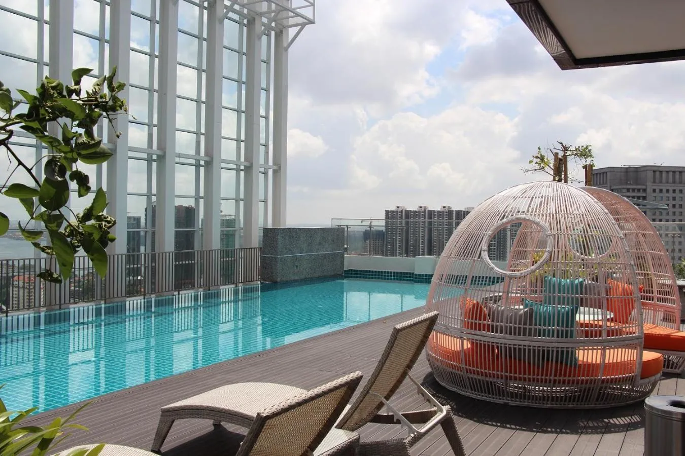 Swimming pool in Suasana Residence by Nest Home