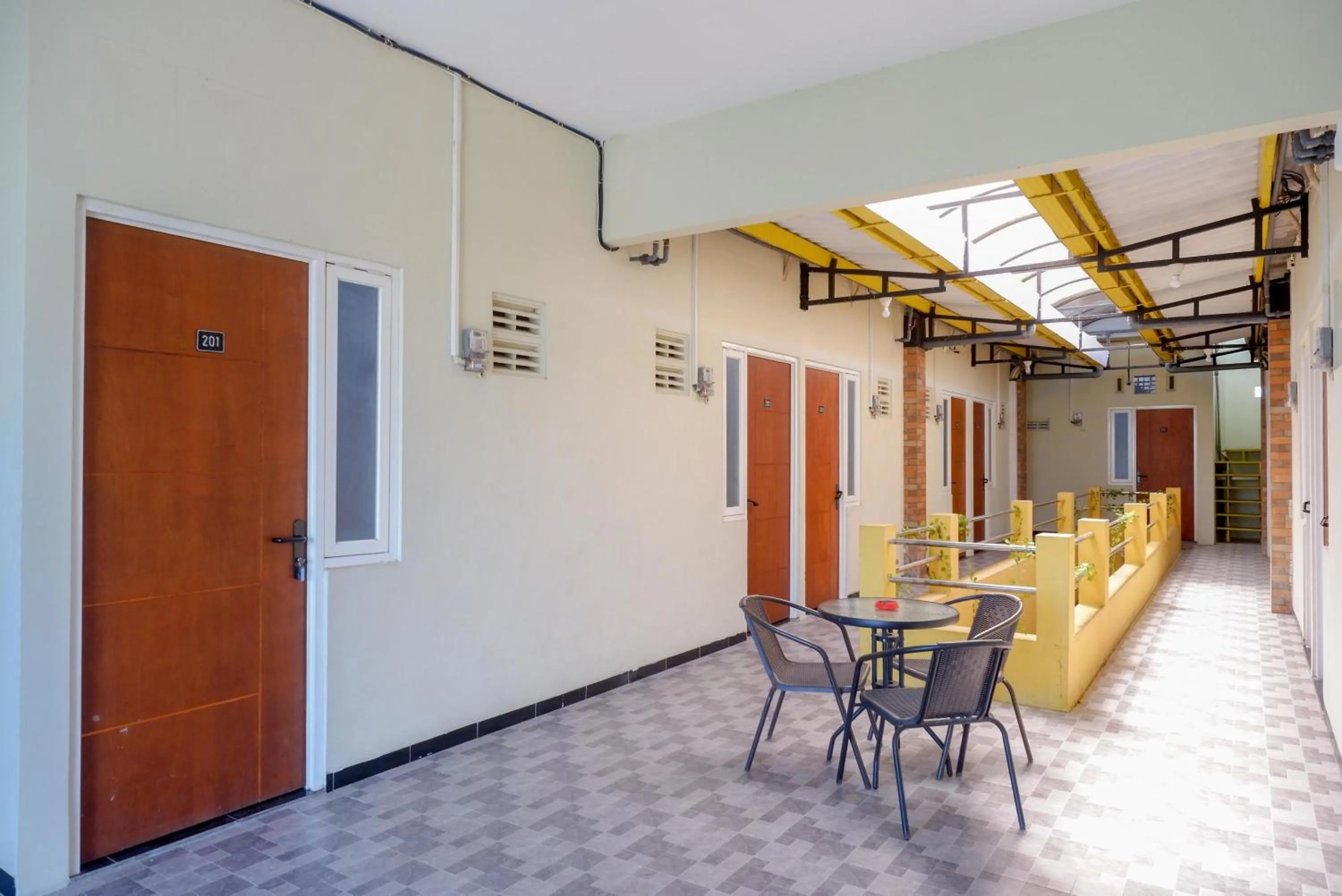 Seating area in RedDoorz near Bandara Ahmad Yani Semarang