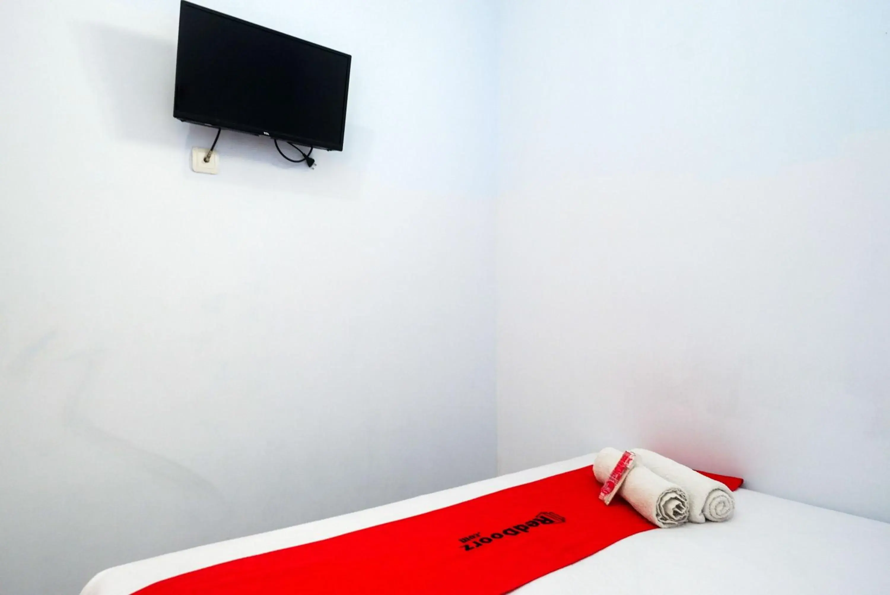 Bedroom, Bed in RedDoorz near Bandara Ahmad Yani Semarang Bedroom, Bed in RedDoorz near Bandara Ahmad Yani Semarang