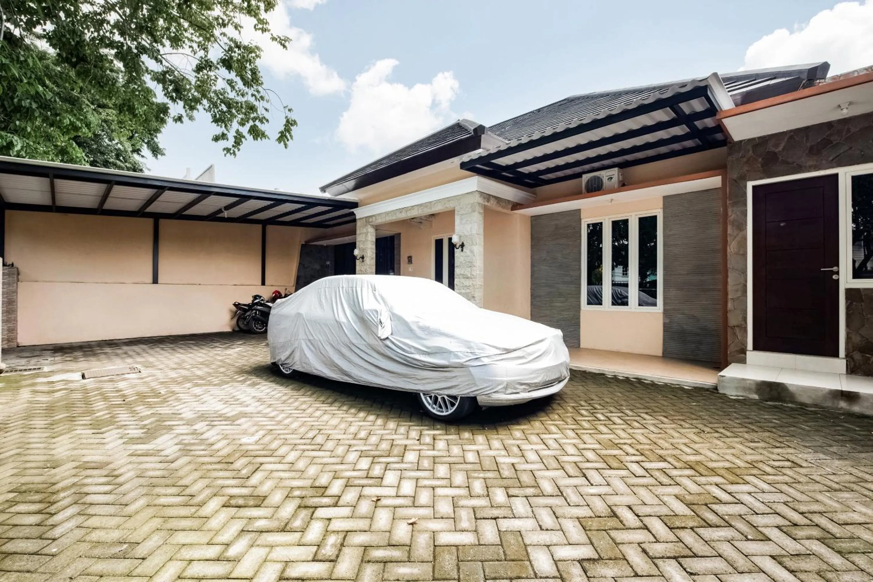 Facade/entrance in OYO Life 3398 Griya RM 19 Syariah