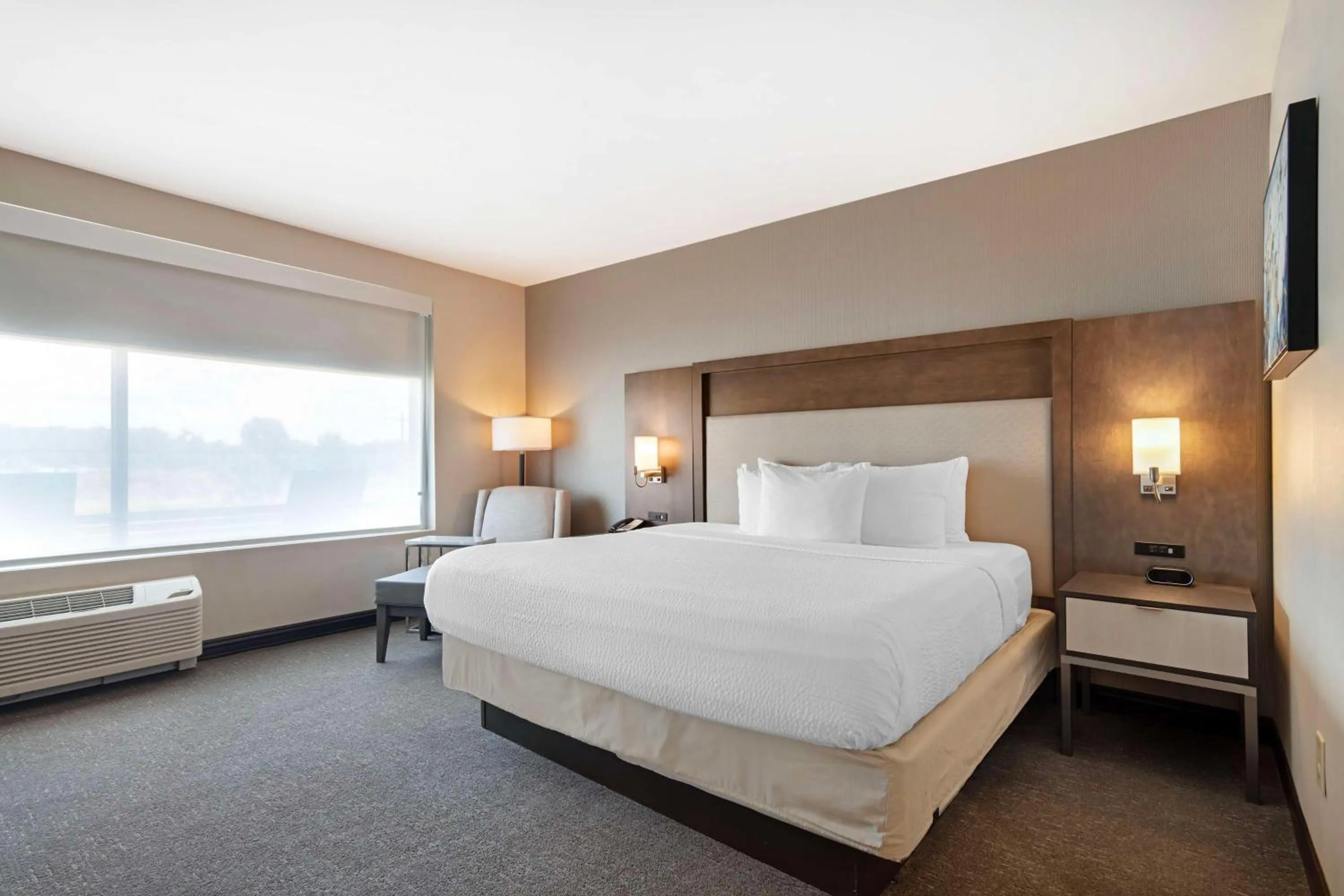 Bedroom, Bed in Best Western Plus Executive Residency Rigby's Water World Hotel