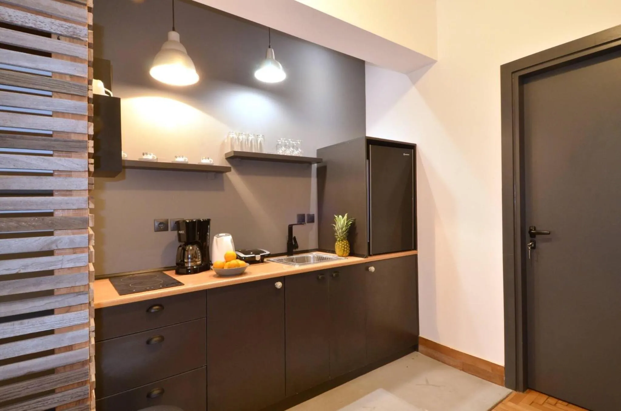 A modern rustic cosy apartment at the foot of Mount Lycabettus