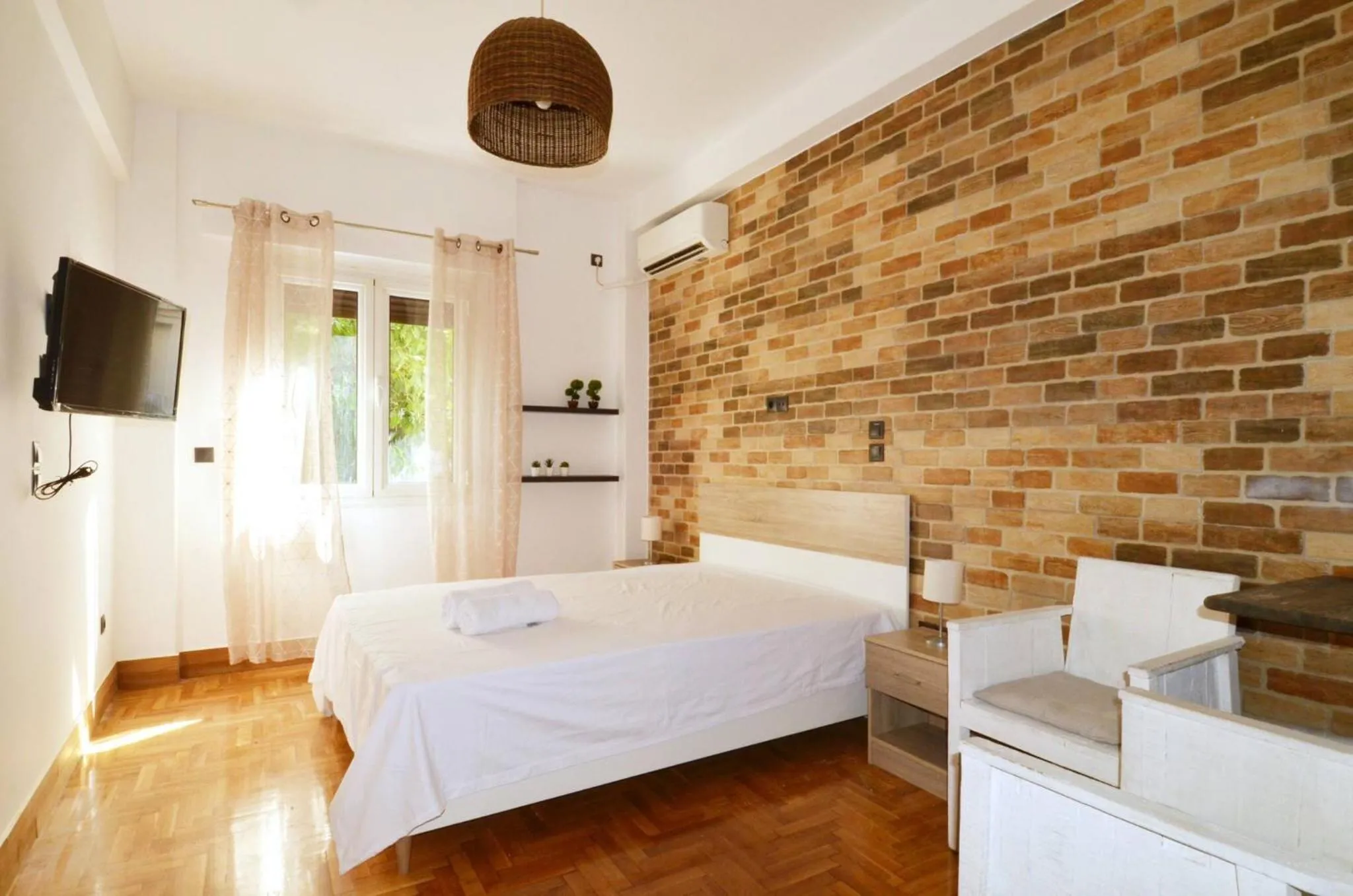 A modern rustic cosy apartment at the foot of Mount Lycabettus
