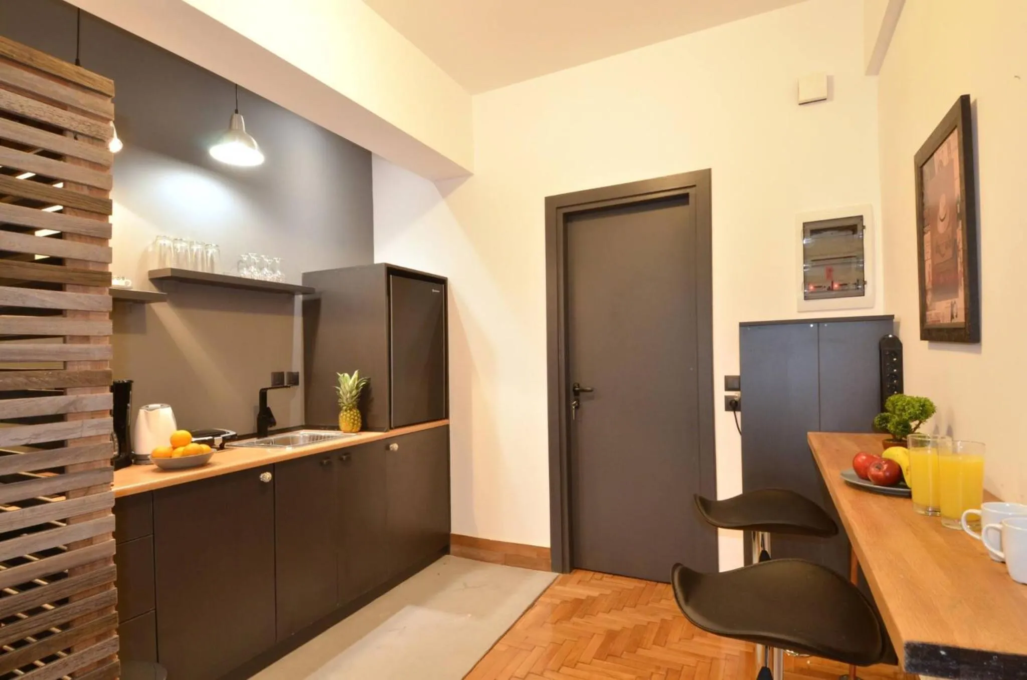A modern rustic cosy apartment at the foot of Mount Lycabettus