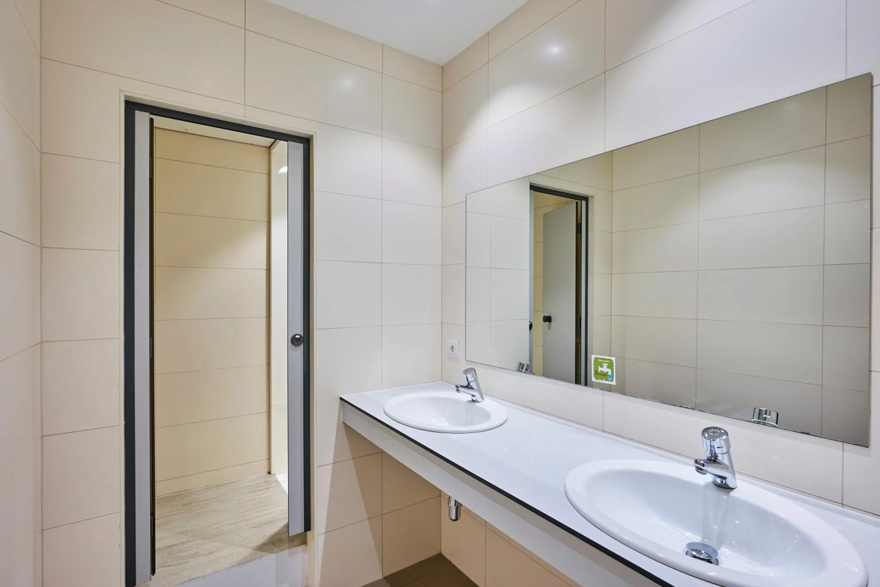 Shower in HI Brussels Generation Europe Hostel