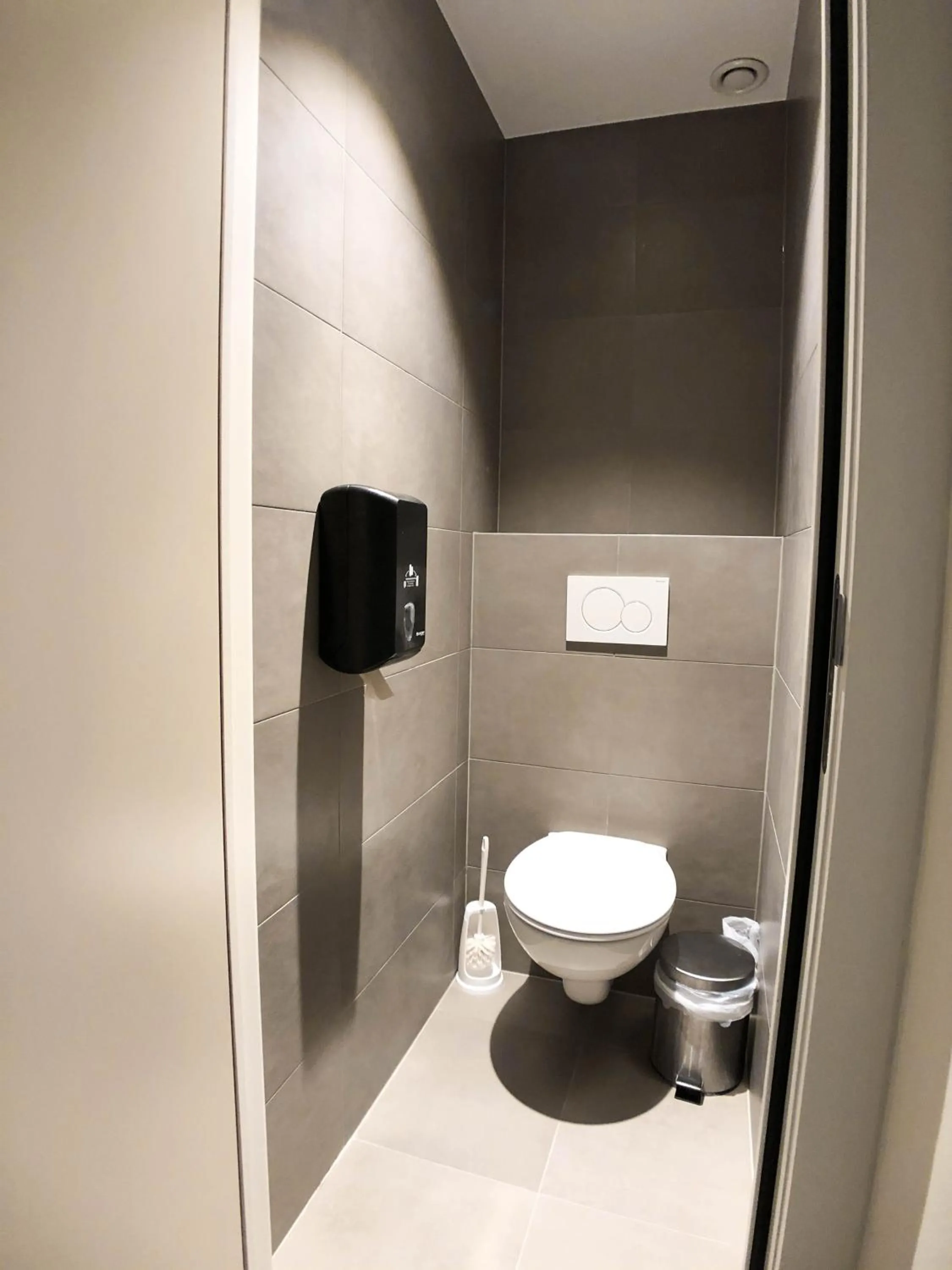 Toilet in HI Brussels Generation Europe Hostel