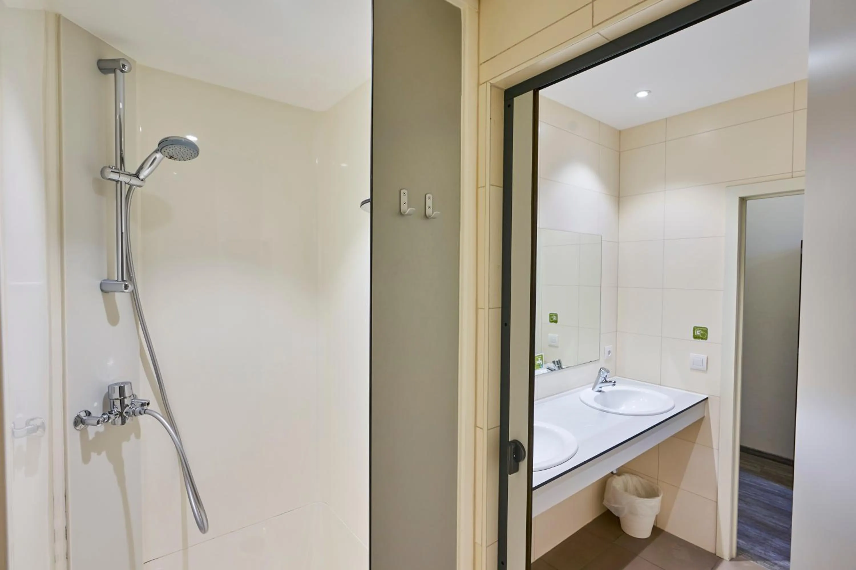 Shower in HI Brussels Generation Europe Hostel