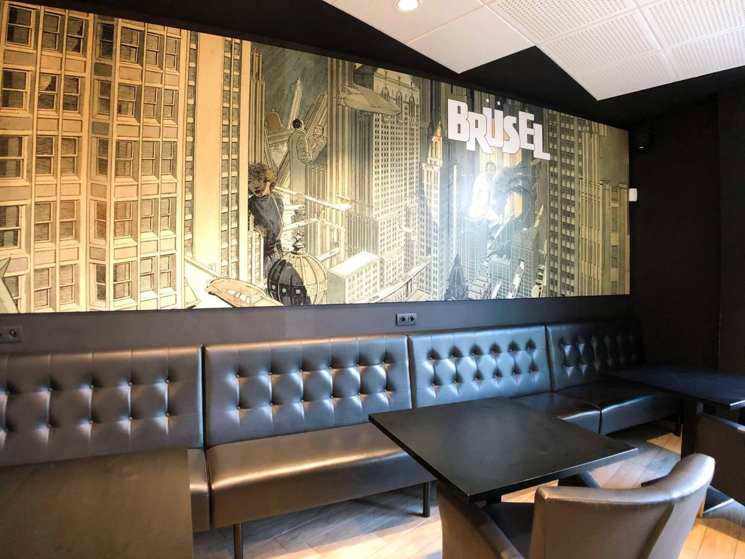 Communal lounge/ TV room in HI Brussels Generation Europe Hostel