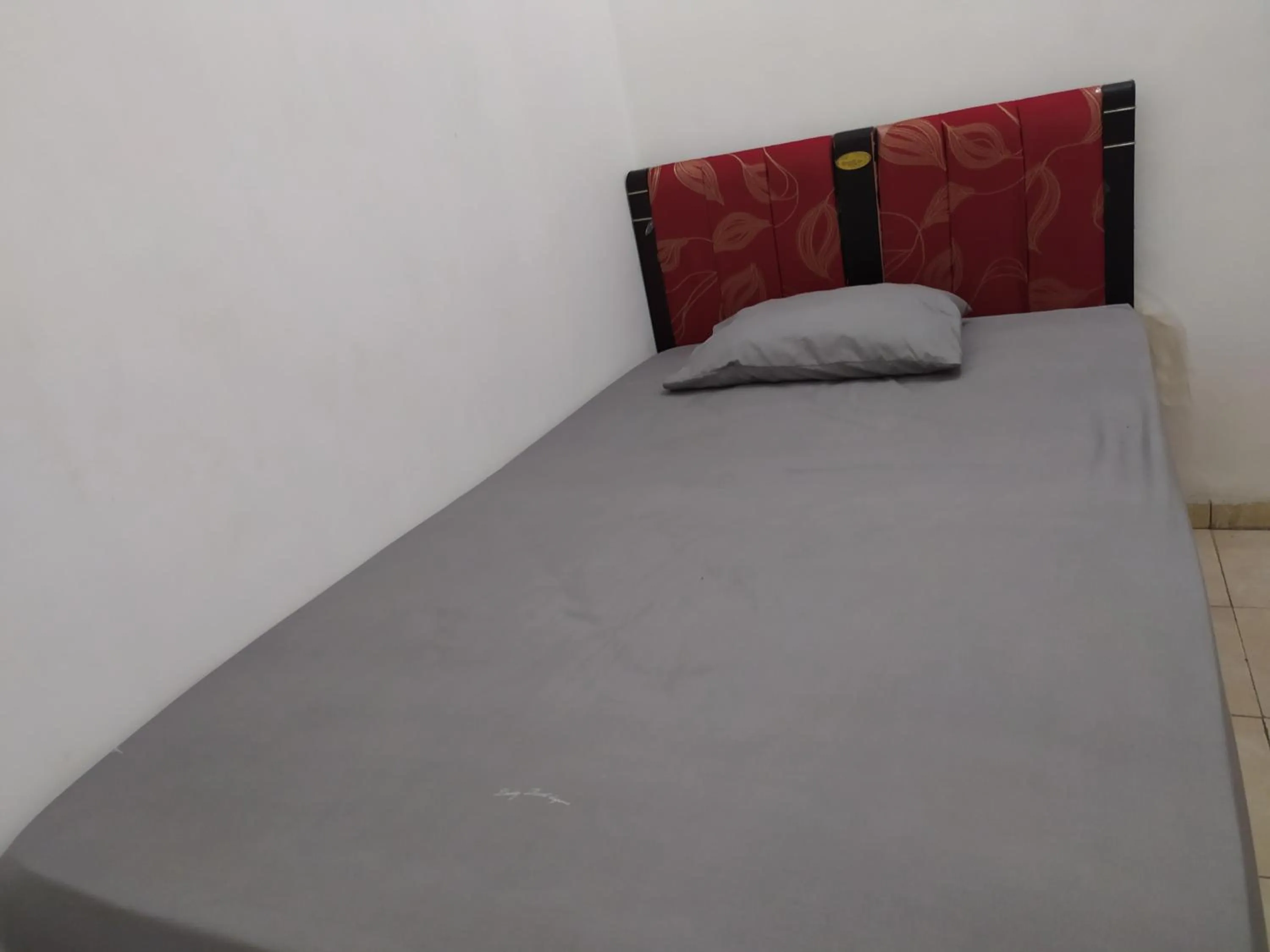 Bedroom, Bed in Hotel O Homestay Amanda Syariah