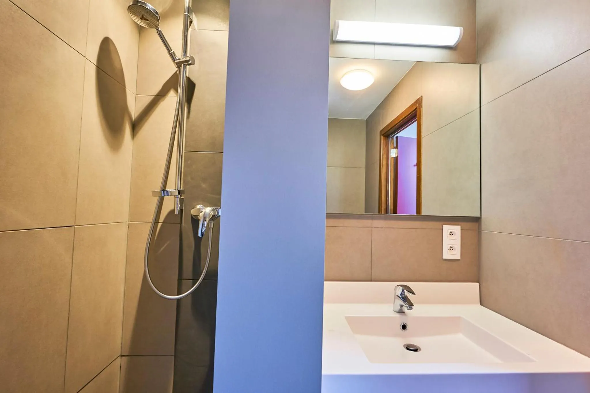 Bathroom in HI Brussels Jacques Brel Hostel