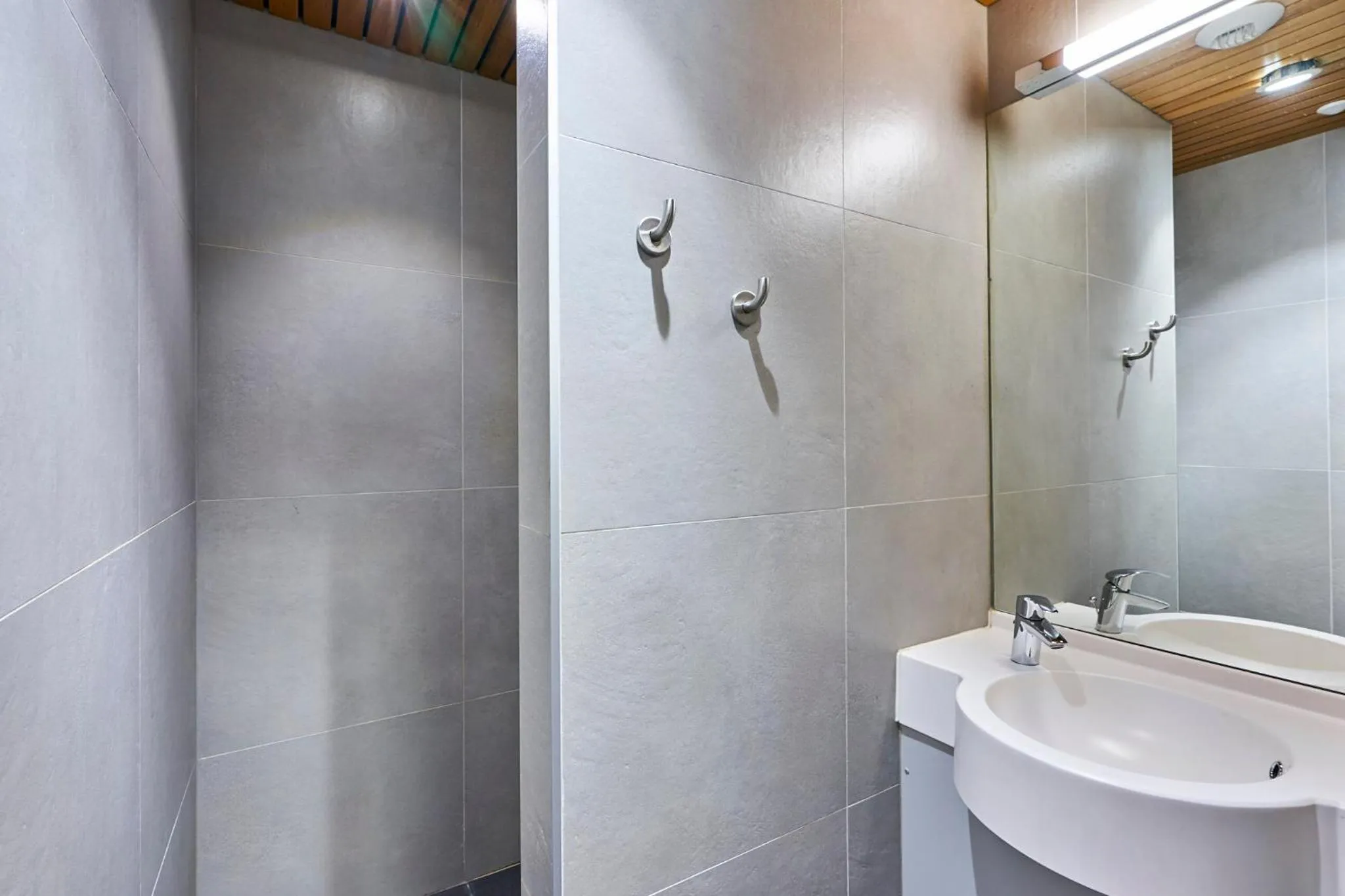 Bathroom in HI Brussels Jacques Brel Hostel