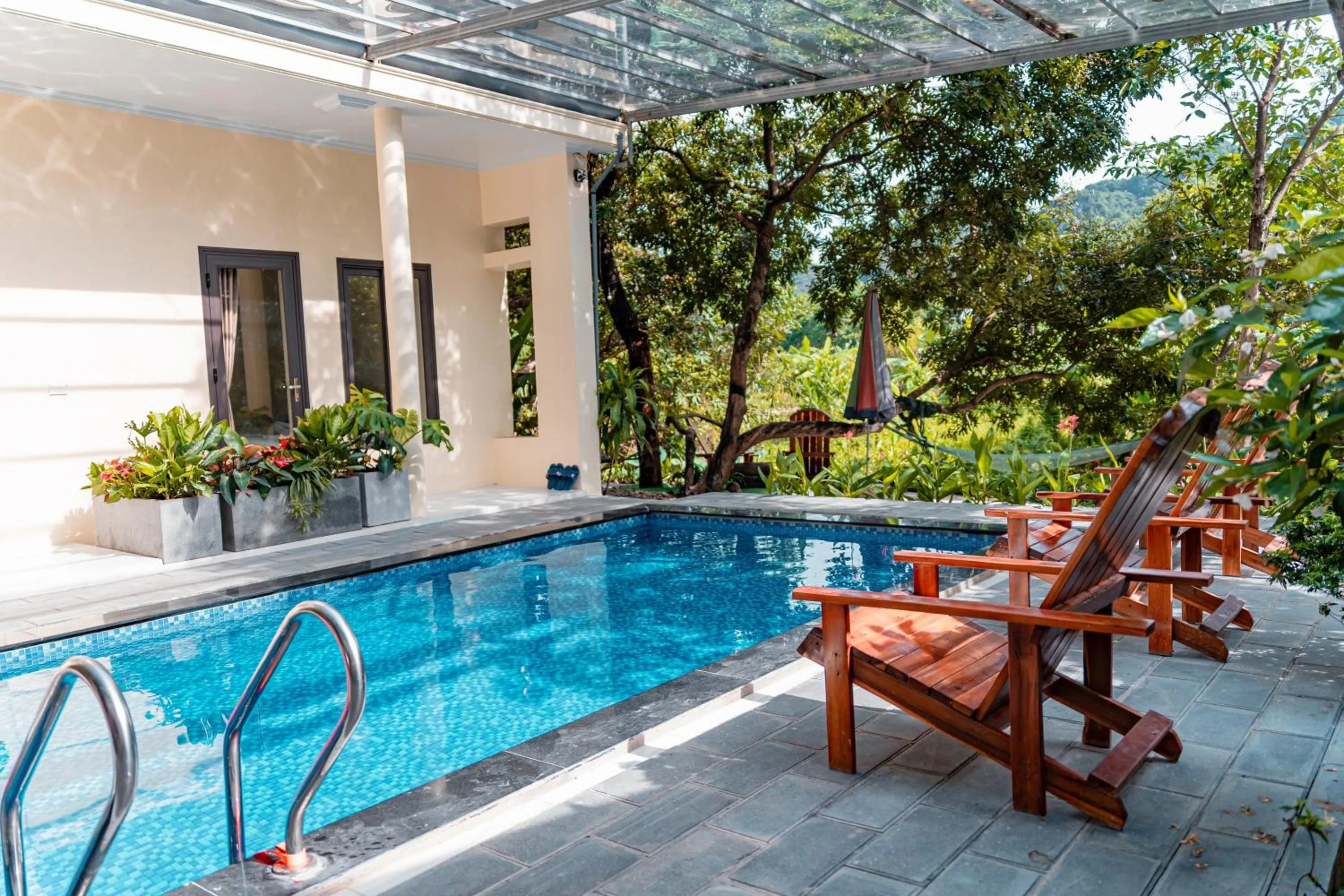 Swimming pool in Trang An Freedom Hood