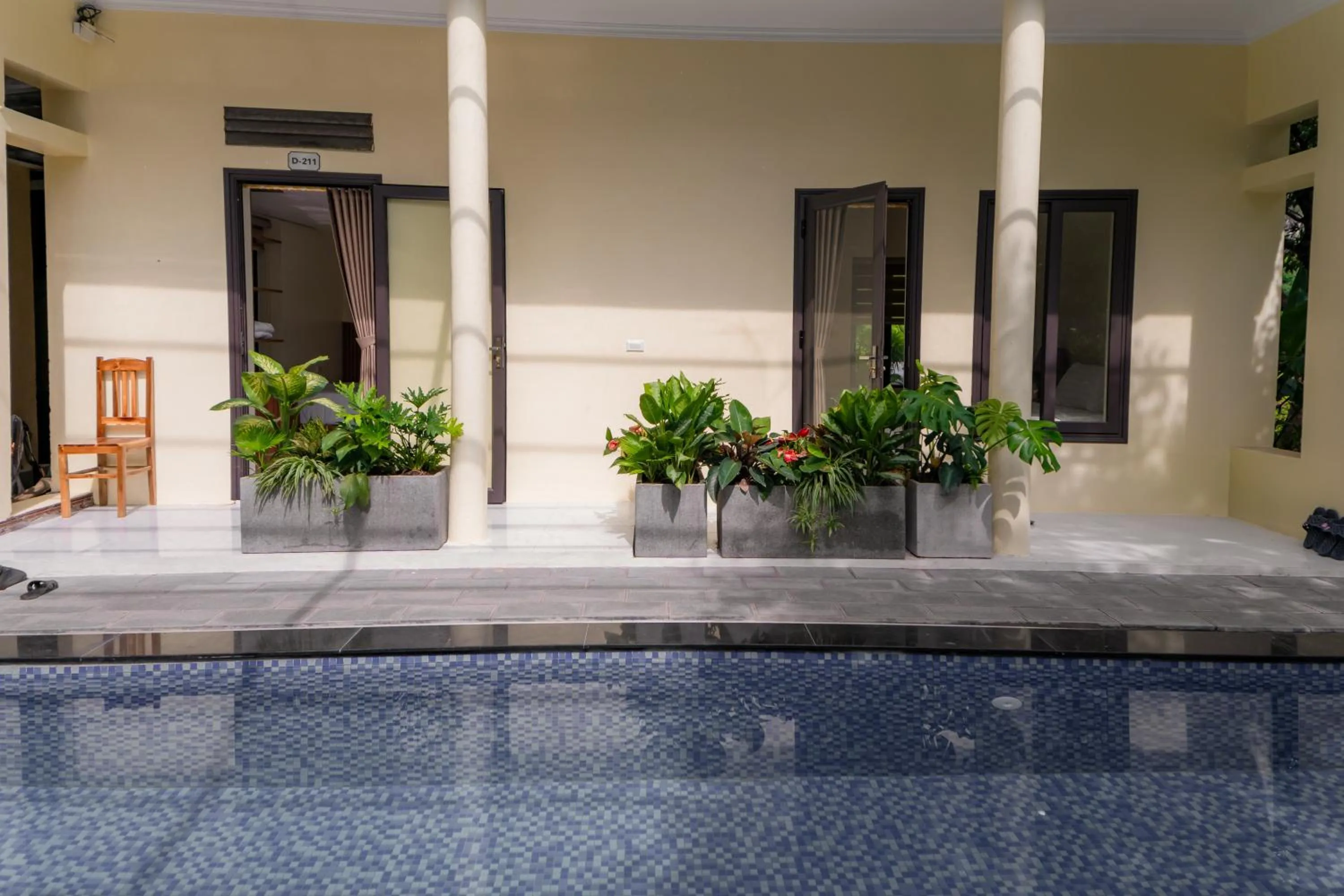 Swimming pool in Trang An Freedom Hood