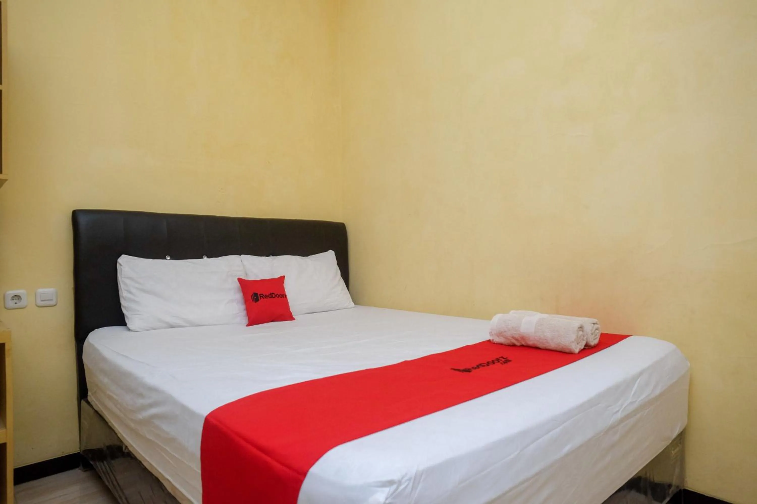 Bedroom, Bed in RedDoorz near Taman Pantai Alam Indah Tegal