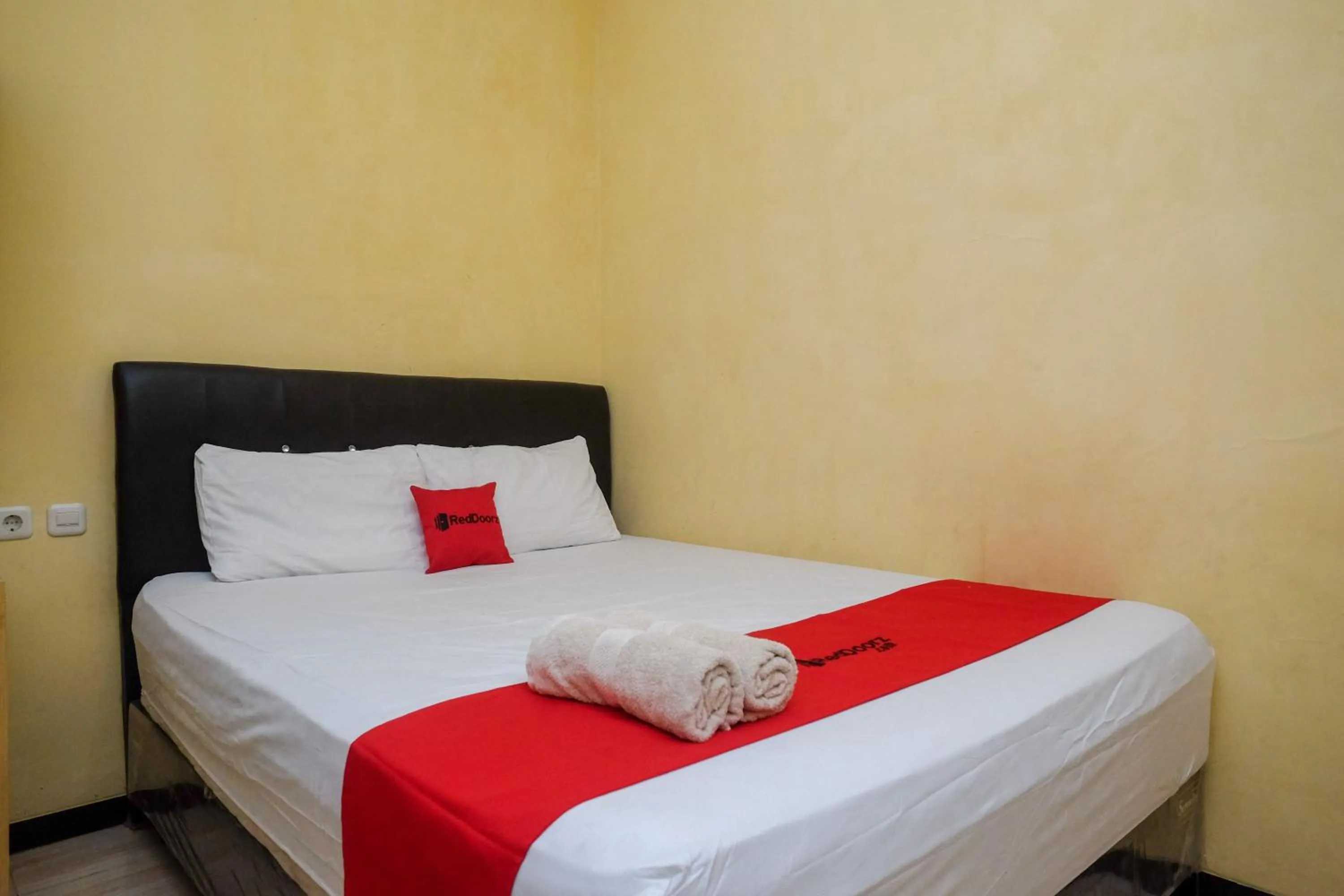 Bedroom, Bed in RedDoorz near Taman Pantai Alam Indah Tegal