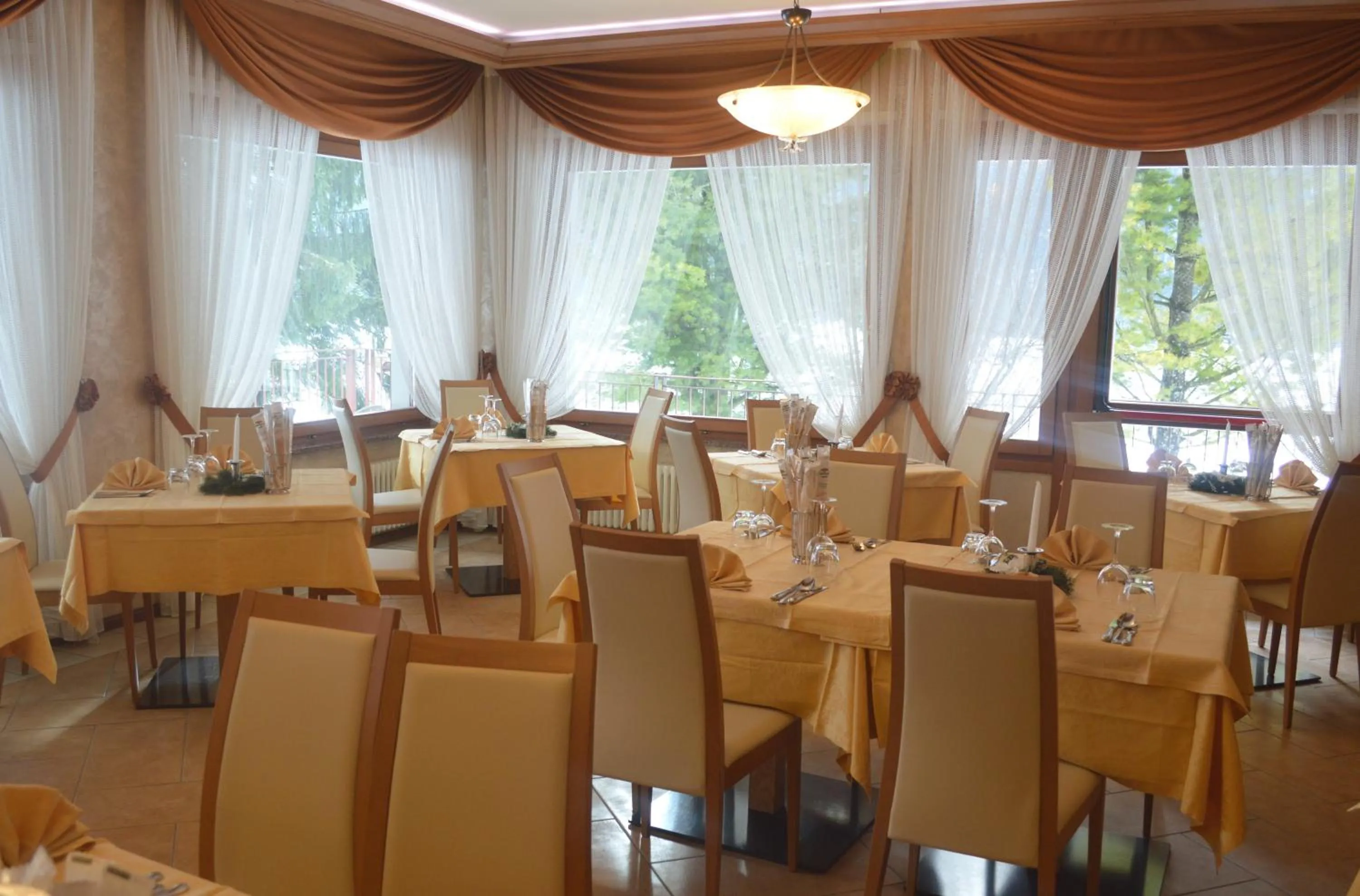 Restaurant/places to eat in Hotel Panoramic