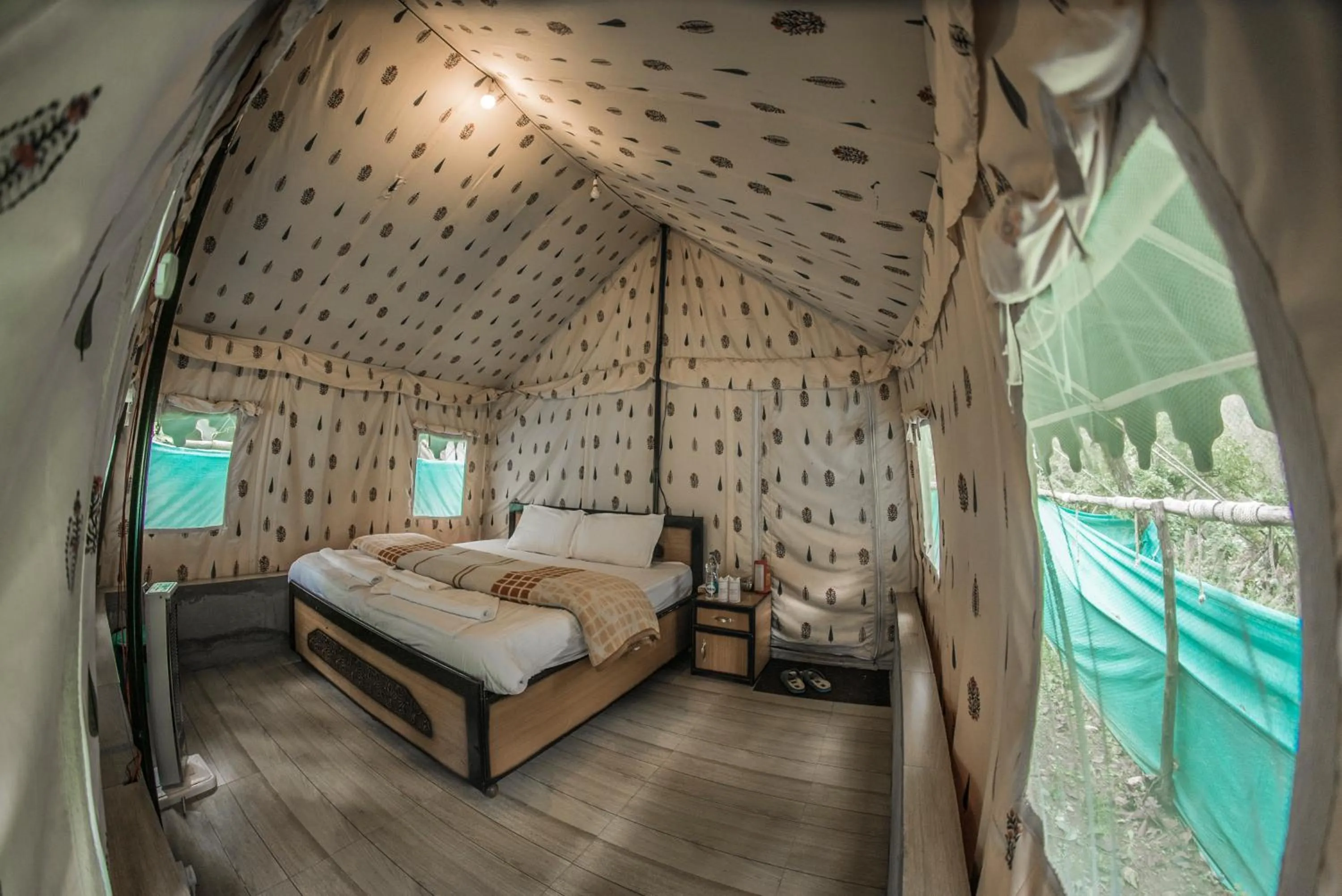 Bed in Parvati Kuteer riverside resort