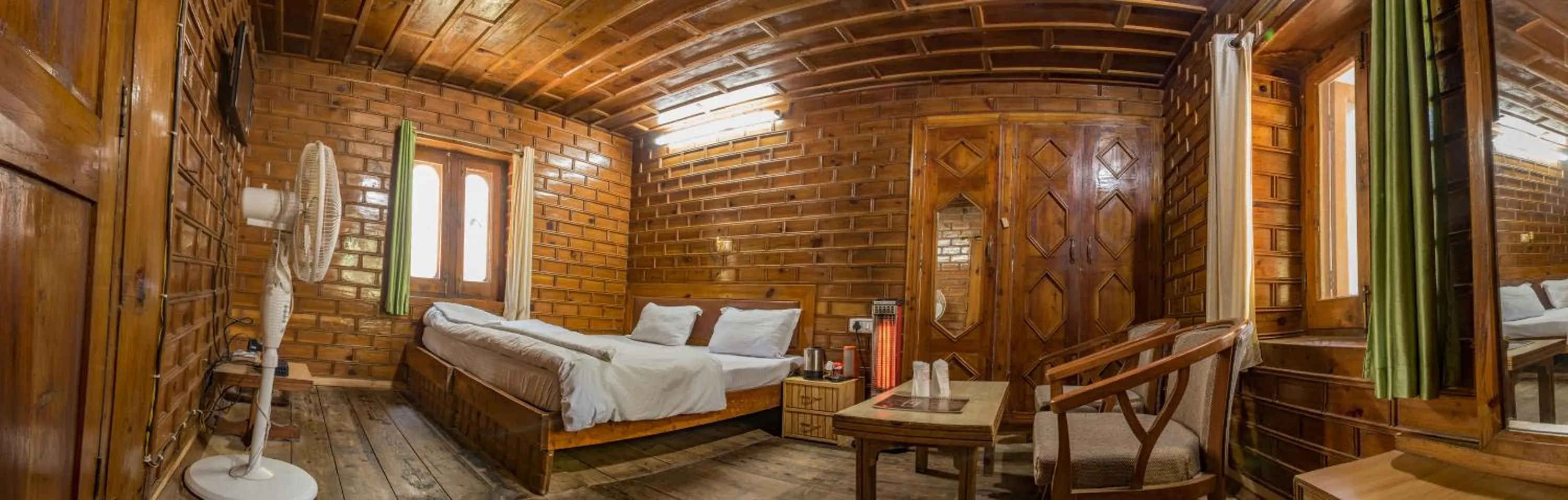 Bed in Parvati Kuteer riverside resort