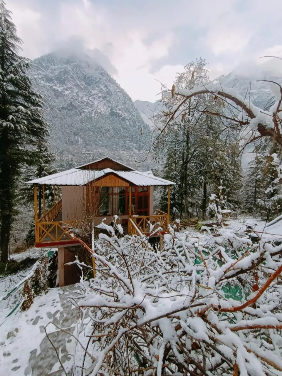 Property building in Parvati Kuteer riverside resort