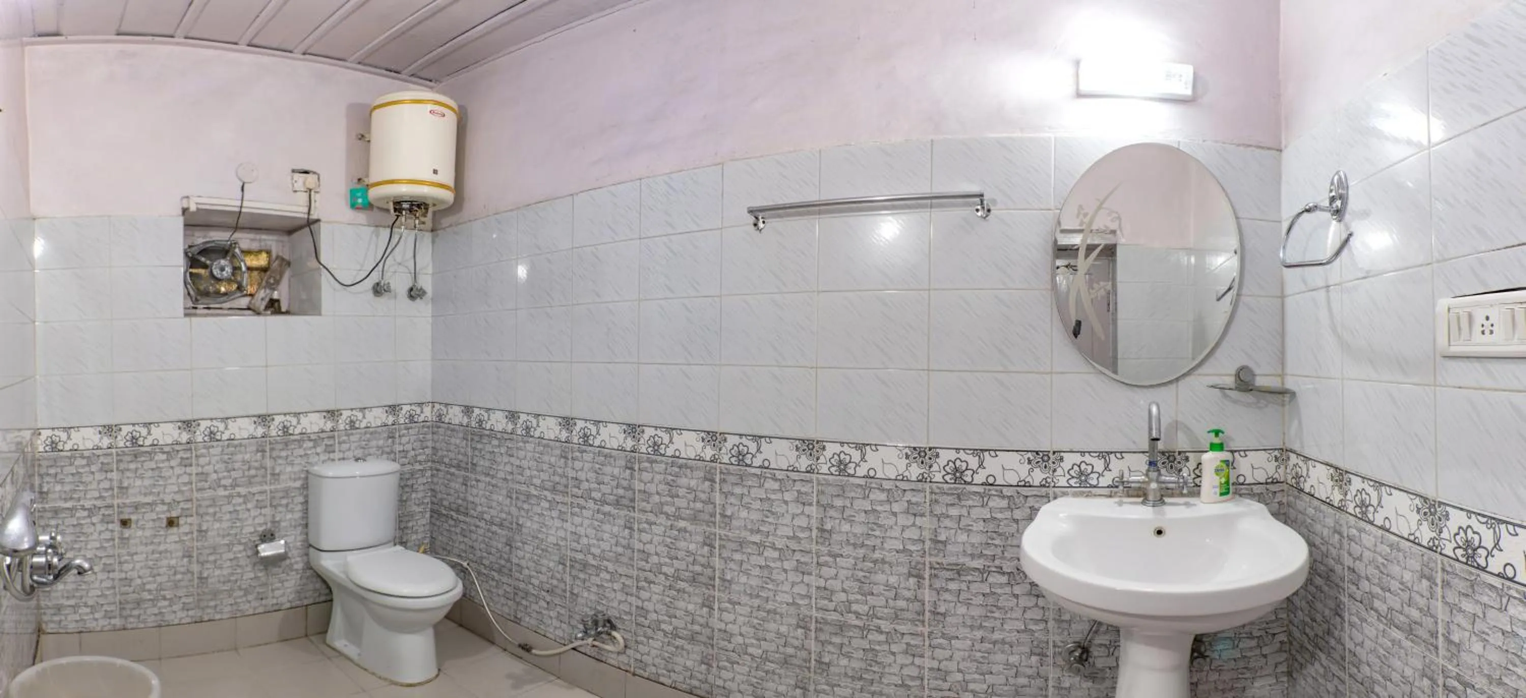 Bathroom in Parvati Kuteer riverside resort