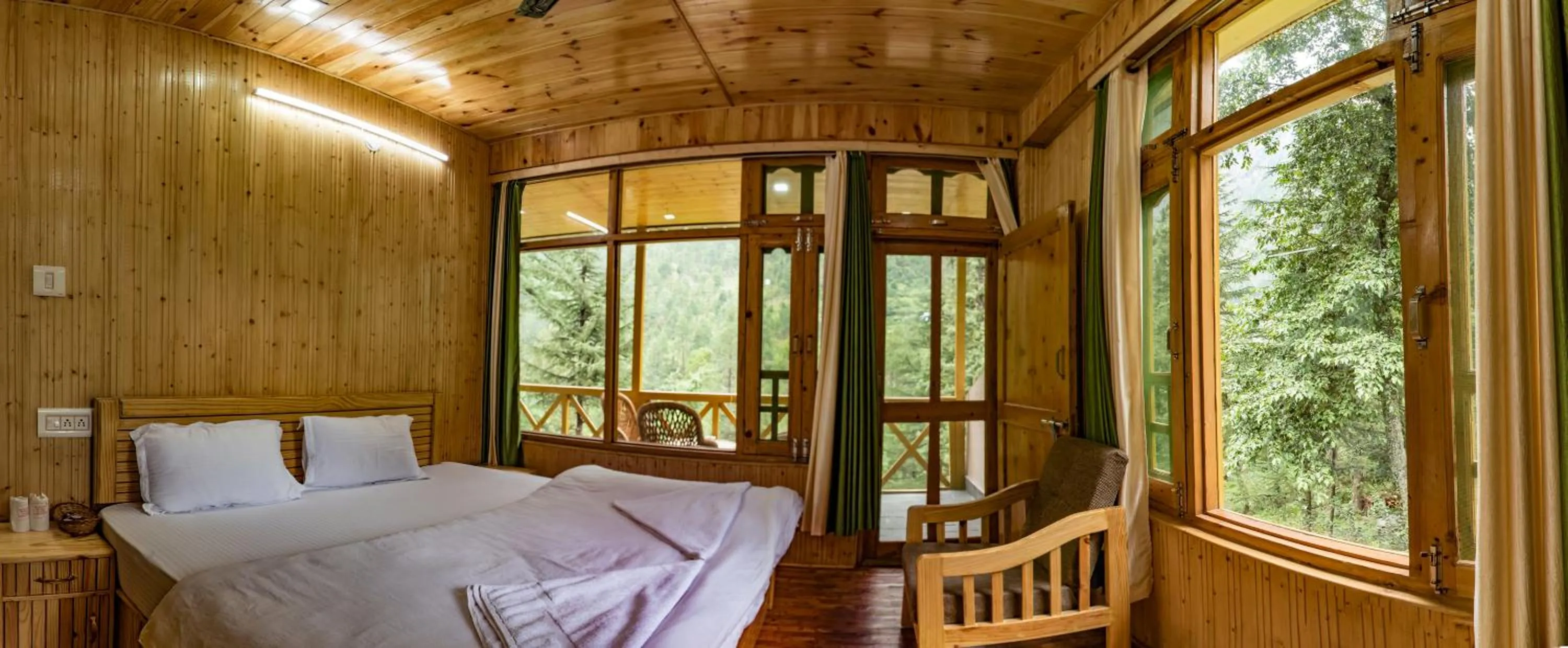 Bed in Parvati Kuteer riverside resort