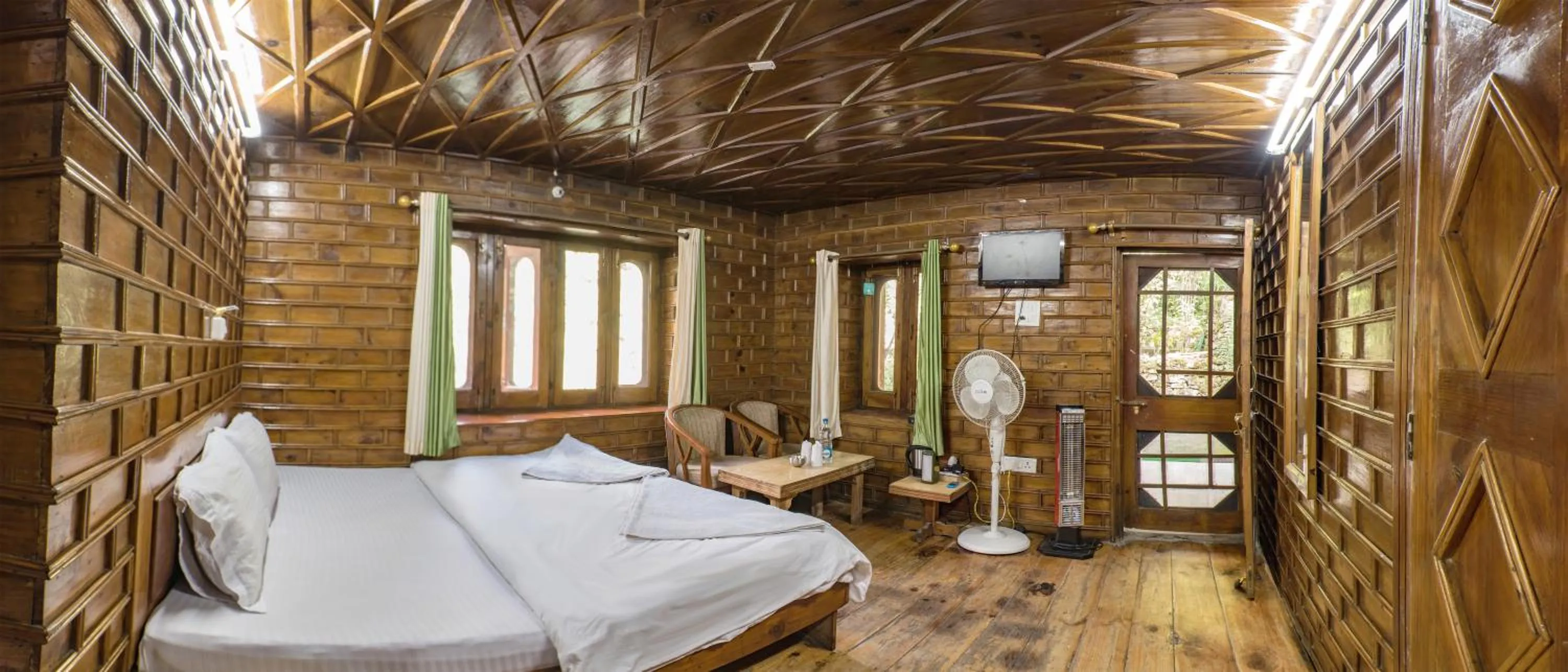 Bed in Parvati Kuteer riverside resort