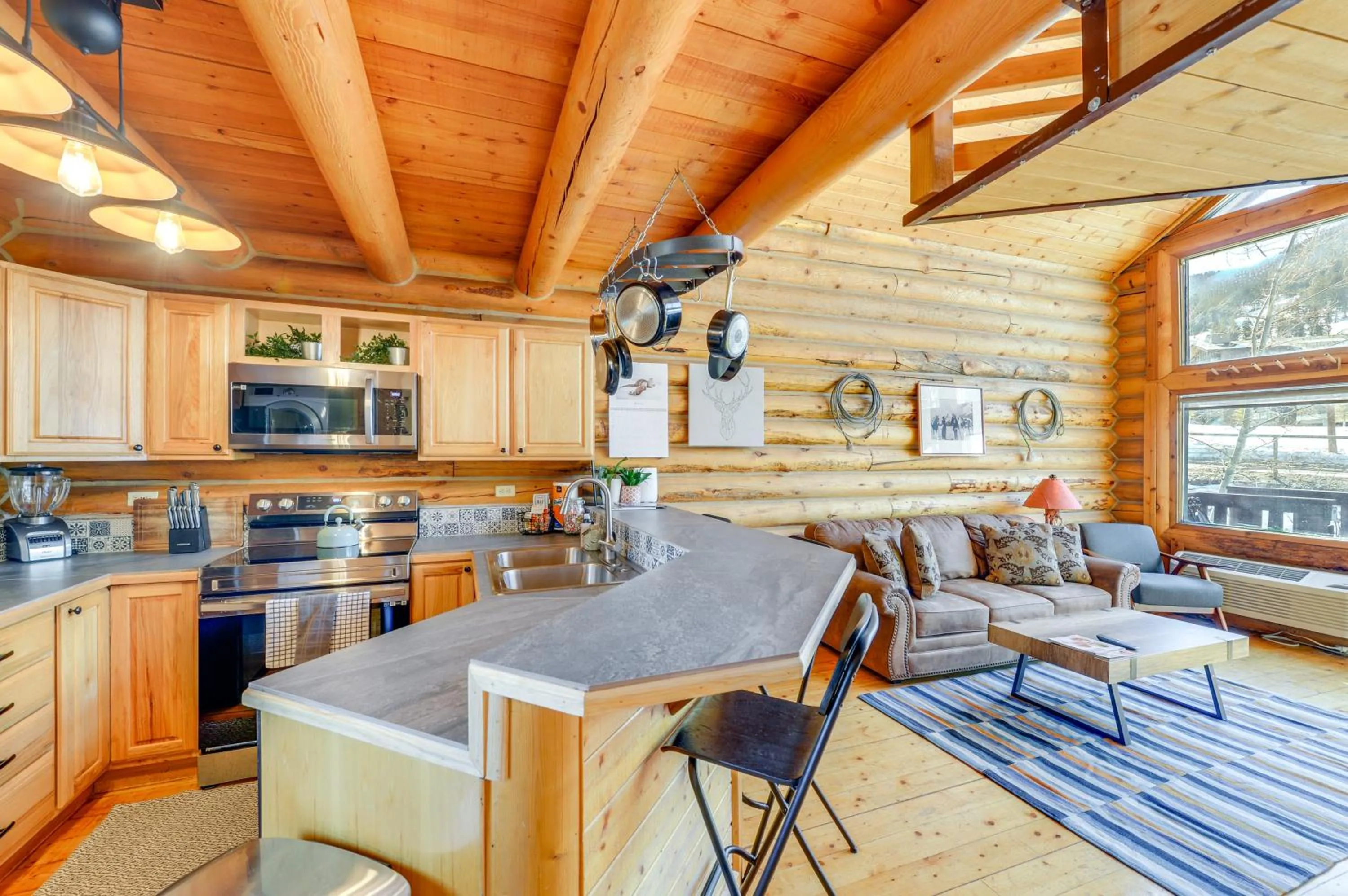 Cozy Mountain Condo Across From Snow King Ski Mtn!